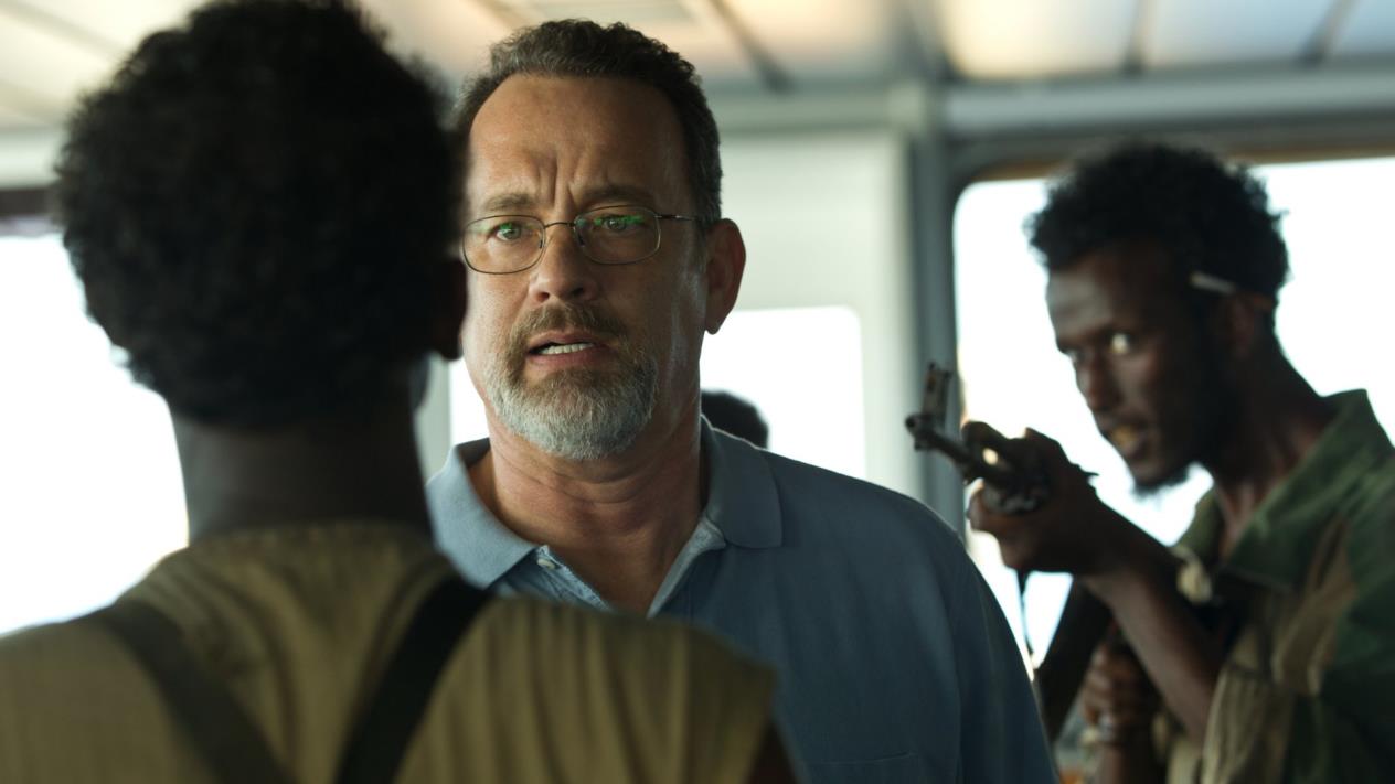 CAPTAIN PHILLIPS - KAPTAN PHILLIPS 2009 senesinin Nisan ayında yola çıkan MV Maersk Alabama isimli Amerikan kargo gemisi, Somali'nin doğu kıyılarında korsanlar tarafından saldırıya uğrar. Bu durum Amerikalılar'ın yaklaşık 200 yüzyıldır başına gelmeyen türden bir korsan saldırısıdır. Geminin dümenindeki deneyimli kaptan Richard Phillips, tayfasını kurtarabilmek için kendini rehine olarak feda eder. Korsan grubu ve özellikle de liderleri Muse ile psikolojik bir savaşın içerisinde yer aldığı bu süreç, kendisini kurtarmaya çalışan ekibin de eşzamanlı çabasıyla oldukça yüksek tansiyonlu bir hal alır.
