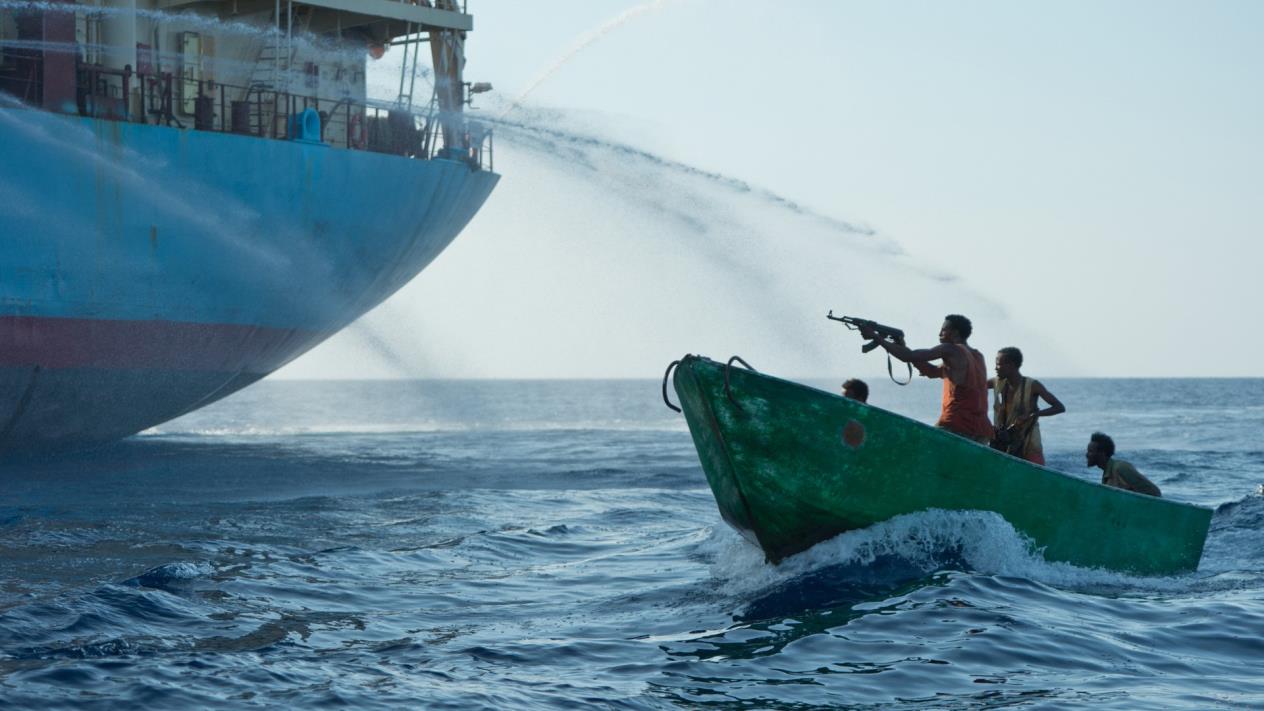 CAPTAIN PHILLIPS - KAPTAN PHILLIPS 2009 senesinin Nisan ayında yola çıkan MV Maersk Alabama isimli Amerikan kargo gemisi, Somali'nin doğu kıyılarında korsanlar tarafından saldırıya uğrar. Bu durum Amerikalılar'ın yaklaşık 200 yüzyıldır başına gelmeyen türden bir korsan saldırısıdır. Geminin dümenindeki deneyimli kaptan Richard Phillips, tayfasını kurtarabilmek için kendini rehine olarak feda eder. Korsan grubu ve özellikle de liderleri Muse ile psikolojik bir savaşın içerisinde yer aldığı bu süreç, kendisini kurtarmaya çalışan ekibin de eşzamanlı çabasıyla oldukça yüksek tansiyonlu bir hal alır.