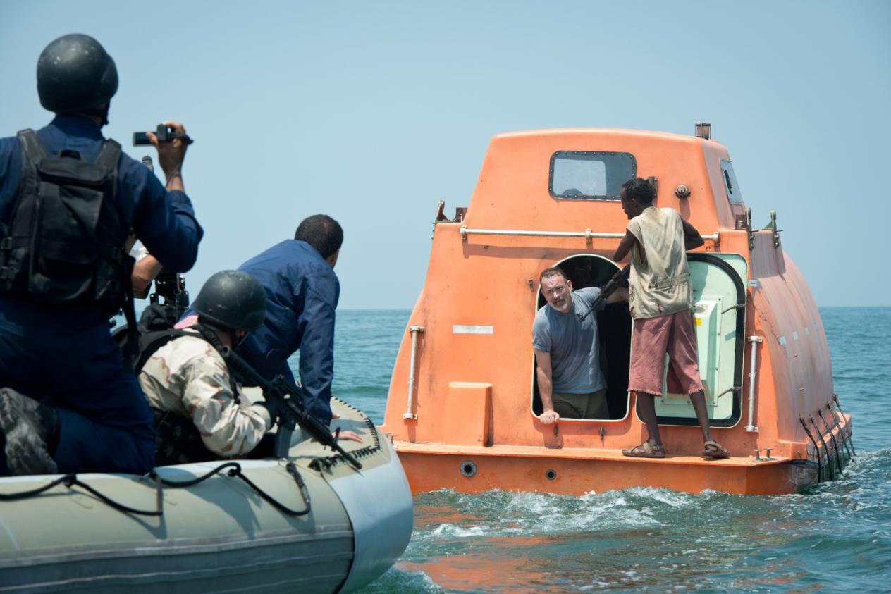 CAPTAIN PHILLIPS - KAPTAN PHILLIPS 2009 senesinin Nisan ayında yola çıkan MV Maersk Alabama isimli Amerikan kargo gemisi, Somali'nin doğu kıyılarında korsanlar tarafından saldırıya uğrar. Bu durum Amerikalılar'ın yaklaşık 200 yüzyıldır başına gelmeyen türden bir korsan saldırısıdır. Geminin dümenindeki deneyimli kaptan Richard Phillips, tayfasını kurtarabilmek için kendini rehine olarak feda eder. Korsan grubu ve özellikle de liderleri Muse ile psikolojik bir savaşın içerisinde yer aldığı bu süreç, kendisini kurtarmaya çalışan ekibin de eşzamanlı çabasıyla oldukça yüksek tansiyonlu bir hal alır.
