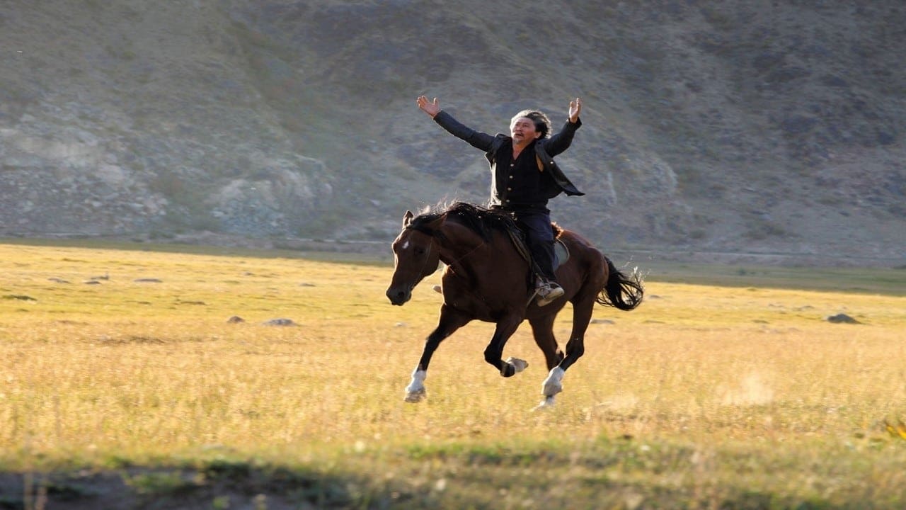 CENTAUR - AT HIRSIZI Ailesiyle birlikte Kırgızistan’ın küçük bir köyünde eşi ve kızıyla birlikte yaşayan Centaur, herkes tarafından sevilen ve saygı gören biridir. Centaur’un inancına göre; atlarıyla birlik olunca yenilmez olan ataları, bu gücü kötüye kullandıkları için Kırgız insanları lanetlenmiştir. Centaur, bu laneti ortadan kaldırmak için her gece bir at çalarak, at üstünde saatlerce dua eder. Fakat bu sırrı uzun süre gizli kalmayınca ailesinin, köylülerinin ve kendisinin kaderine karar vermek zorunda kalır.