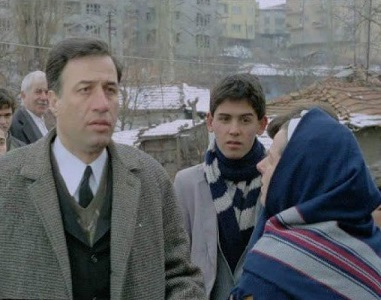 DÜTTÜRÜ DÜNYA - DÜTTÜRÜ DÜNYA Ankara'nın gecekondu mahallerinden birinde yaşayan Mehmet, üç çocuğuna ve karısına bakabilmek için ek iş olarak geceleri bir pavyonda klarnet çalmaktadır. Neredeyse tüm gün çalışan adam onca vaktine ve emeğine rağmen hala ailesinin geçimini sağlamakta zorlanmaktadır. Tüm bunların üstüne yaşadıkları gecekondu ev, kayınbiraderi olan ev sahibi tarafından müeahhite verildiğinde büyük bir darbe alırlar. Mehmet artık evini geri kazanıp ailesini geçindirebilmek, hem de hayallerini kurduğu müzik kasetini çıkarmak için daha fazla çalışmak zorunda kalacaktır.