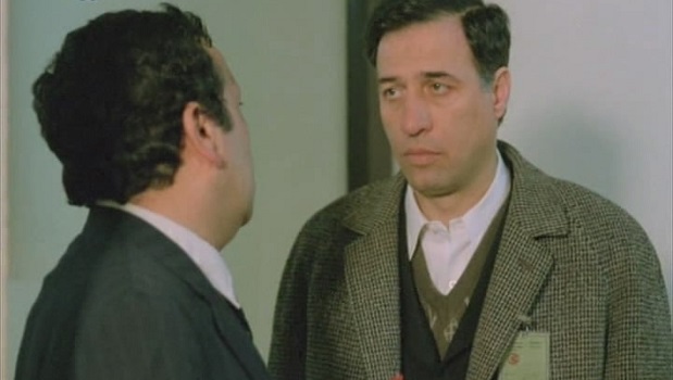 DÜTTÜRÜ DÜNYA - DÜTTÜRÜ DÜNYA Ankara'nın gecekondu mahallerinden birinde yaşayan Mehmet, üç çocuğuna ve karısına bakabilmek için ek iş olarak geceleri bir pavyonda klarnet çalmaktadır. Neredeyse tüm gün çalışan adam onca vaktine ve emeğine rağmen hala ailesinin geçimini sağlamakta zorlanmaktadır. Tüm bunların üstüne yaşadıkları gecekondu ev, kayınbiraderi olan ev sahibi tarafından müeahhite verildiğinde büyük bir darbe alırlar. Mehmet artık evini geri kazanıp ailesini geçindirebilmek, hem de hayallerini kurduğu müzik kasetini çıkarmak için daha fazla çalışmak zorunda kalacaktır.