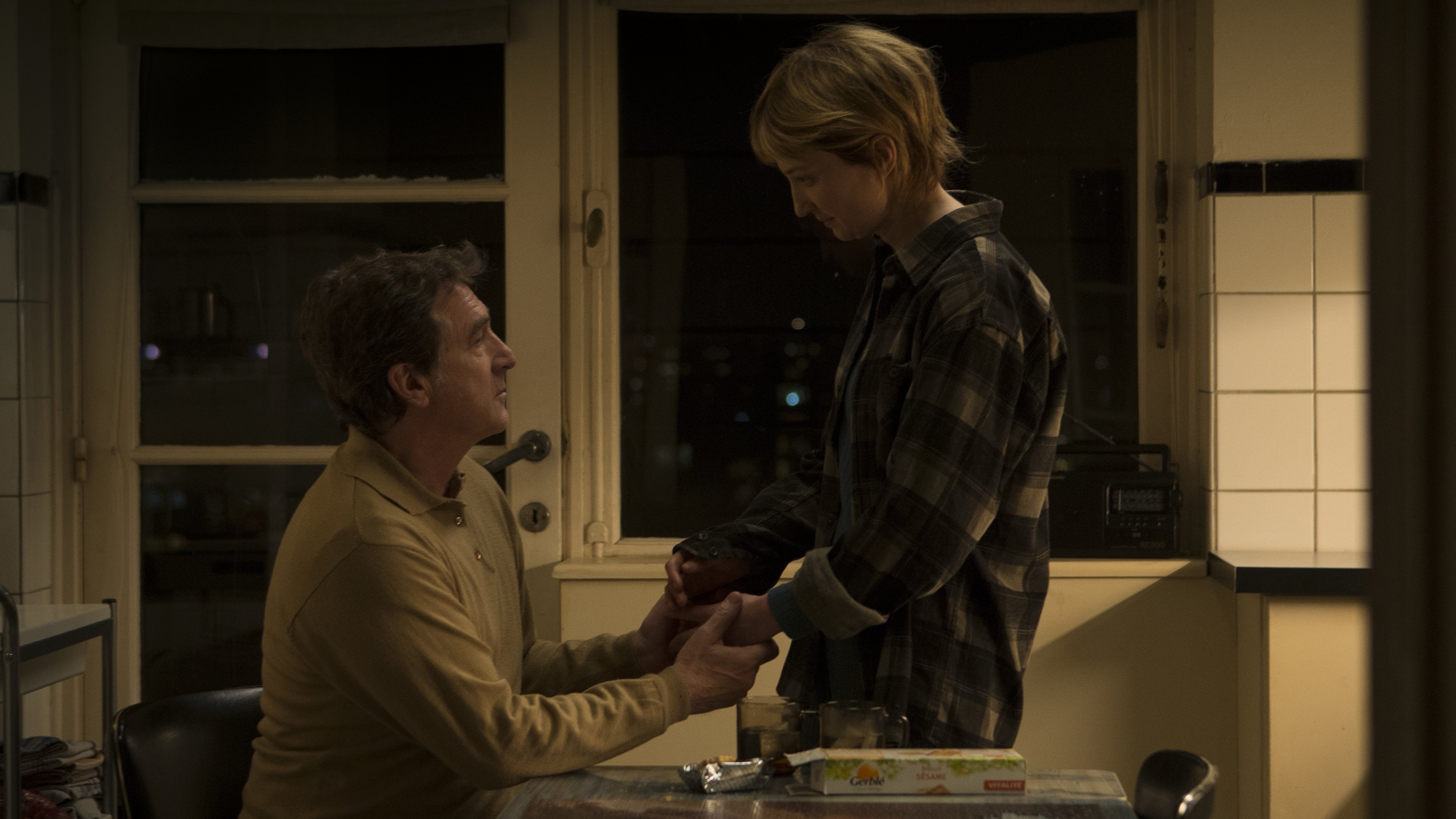 EAVESDROPPER - DEŞİFRE İşsiz bir adam olan Duval’la (Cluzet) iletişime geçen gizemli bir organizasyon ondan dinledikleri çağrıların izini sürmesini ister. Neler olup bittiği