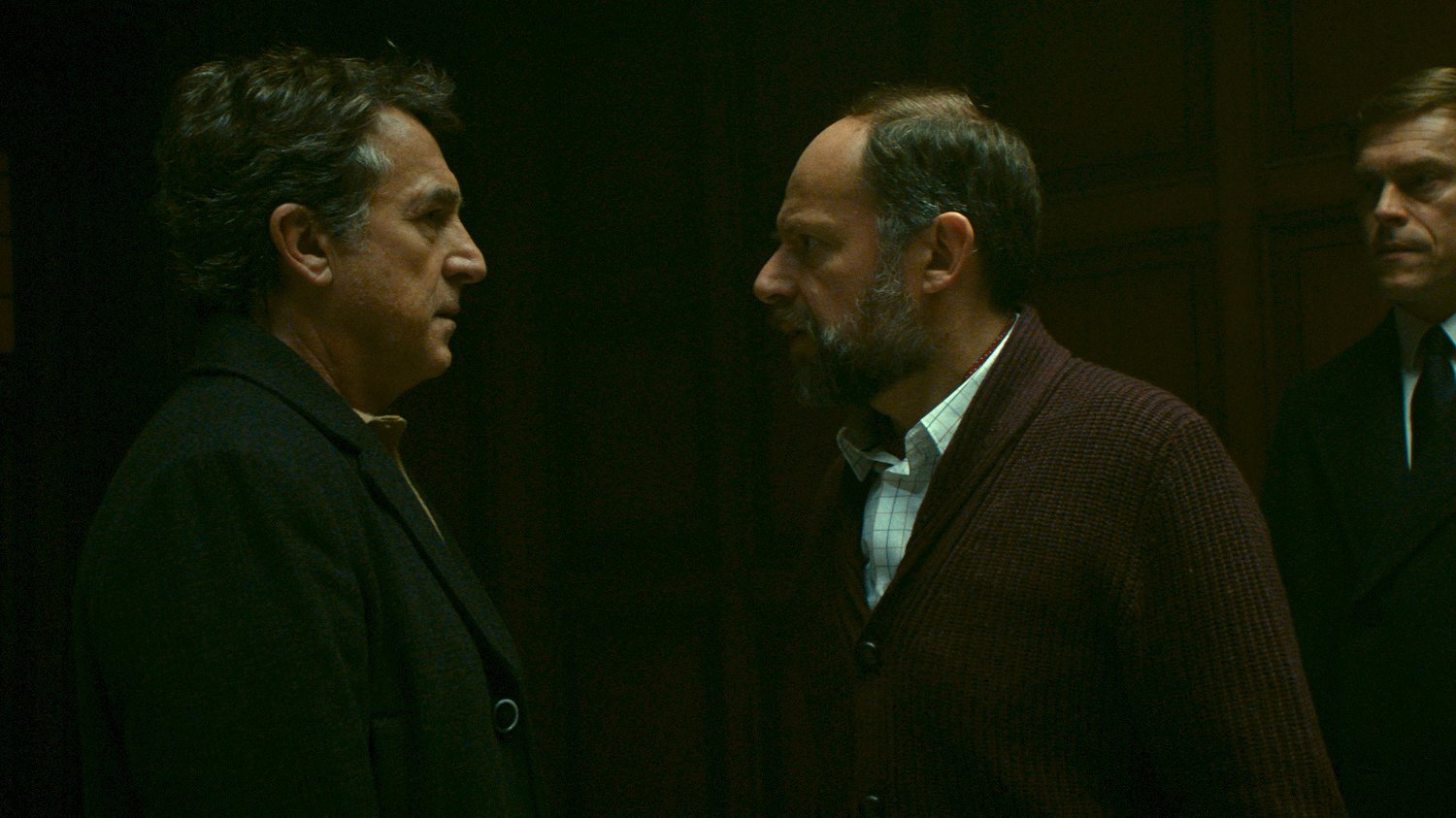 EAVESDROPPER - DEŞİFRE İşsiz bir adam olan Duval’la (Cluzet) iletişime geçen gizemli bir organizasyon ondan dinledikleri çağrıların izini sürmesini ister. Neler olup bittiği