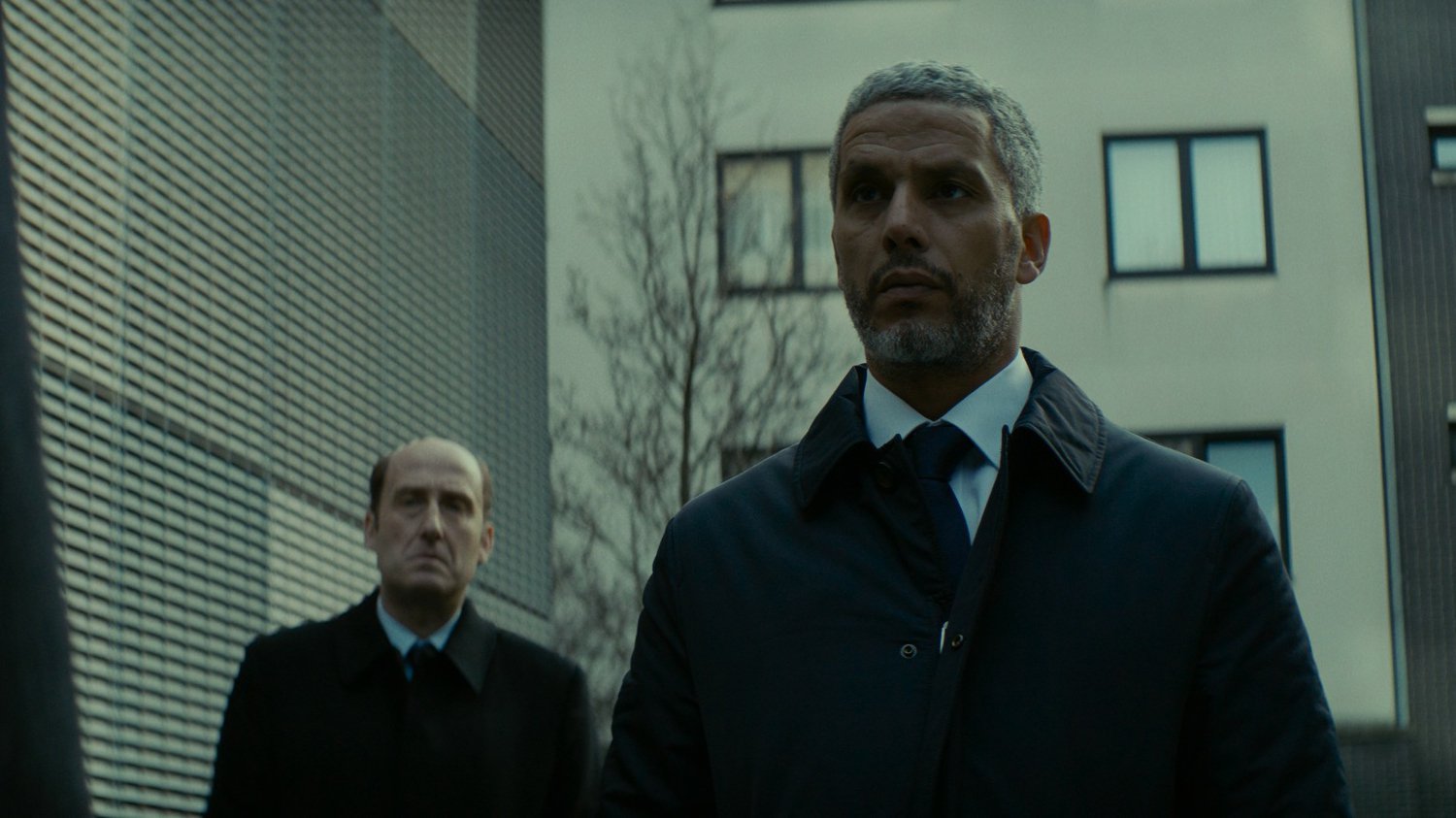 EAVESDROPPER - DEŞİFRE İşsiz bir adam olan Duval’la (Cluzet) iletişime geçen gizemli bir organizasyon ondan dinledikleri çağrıların izini sürmesini ister. Neler olup bittiği