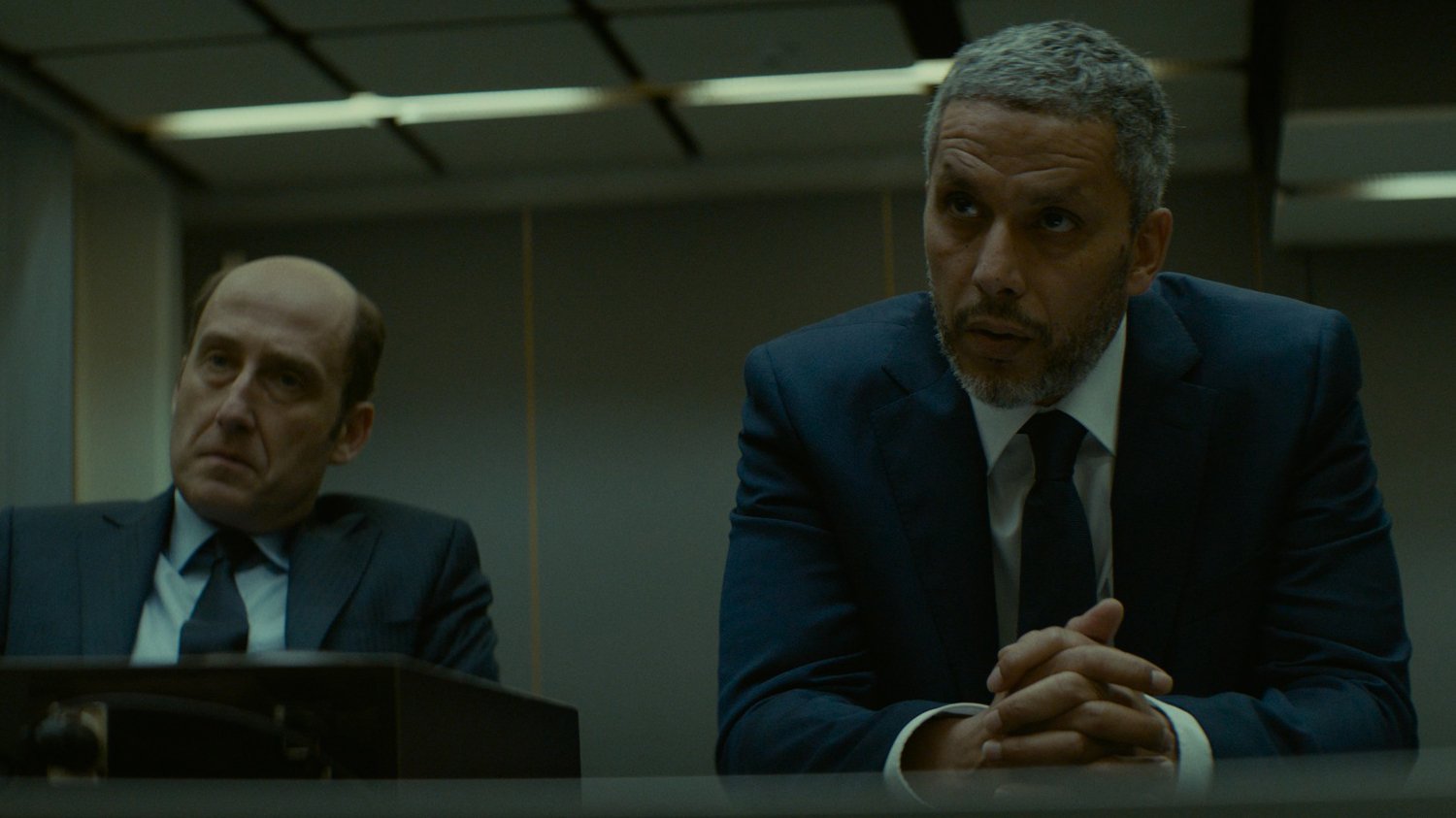 EAVESDROPPER - DEŞİFRE İşsiz bir adam olan Duval’la (Cluzet) iletişime geçen gizemli bir organizasyon ondan dinledikleri çağrıların izini sürmesini ister. Neler olup bittiği