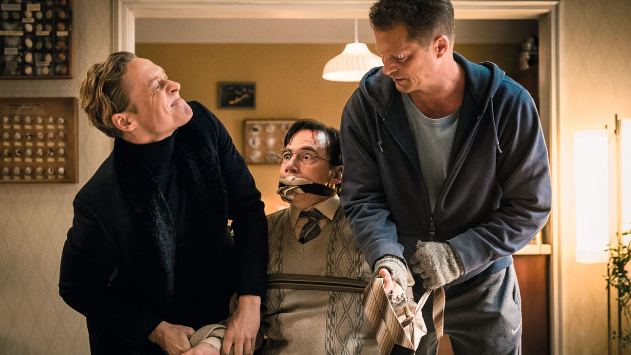 EAVESDROPPER - DEŞİFRE İşsiz bir adam olan Duval’la (Cluzet) iletişime geçen gizemli bir organizasyon ondan dinledikleri çağrıların izini sürmesini ister. Neler olup bittiği