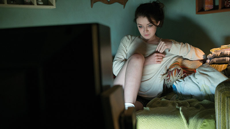 EMELIE - EMELIE Dan ve Joy, her zaman onlara yardım eden bakıcıları Maggie, o gece musait olmayınca onun arkadaşı olan Anna’yı çağırırlar. Böylelikle evlilik yıldönüm