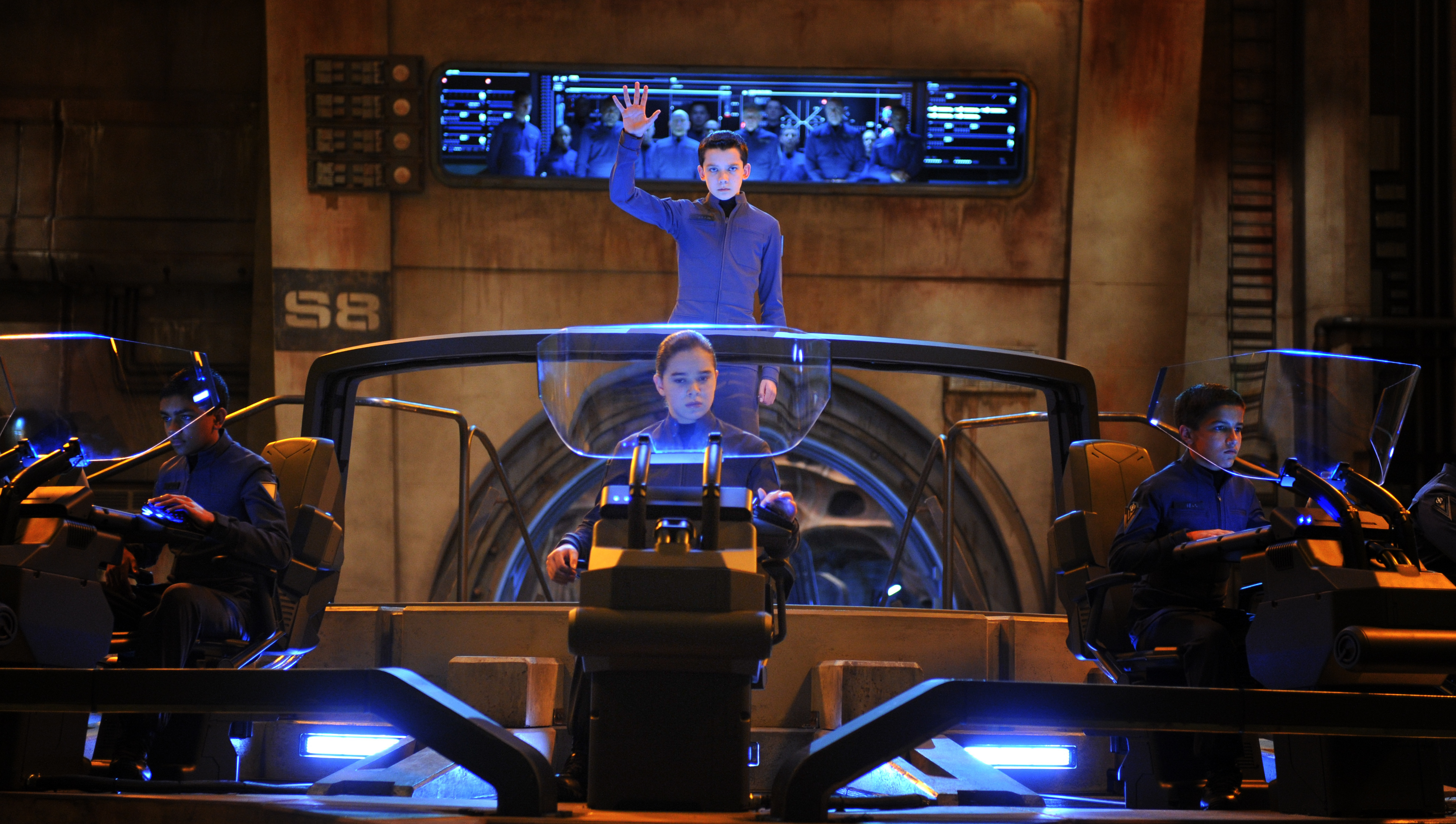 ENDER’S GAME - UZAY OYUNLARI Yakın gelecekte dünya, Formic’ler adı verilen bir uzaylı ırkı tarafından saldırıya uğramış ve Kumandan Mazer Rackham (Ben Kingsley) tarafından geri pü