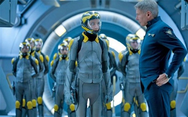 ENDER’S GAME - UZAY OYUNLARI Yakın gelecekte dünya, Formic’ler adı verilen bir uzaylı ırkı tarafından saldırıya uğramış ve Kumandan Mazer Rackham (Ben Kingsley) tarafından geri pü