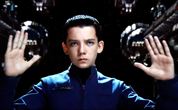 ENDER’S GAME - UZAY OYUNLARI Yakın gelecekte dünya, Formic’ler adı verilen bir uzaylı ırkı tarafından saldırıya uğramış ve Kumandan Mazer Rackham (Ben Kingsley) tarafından geri pü