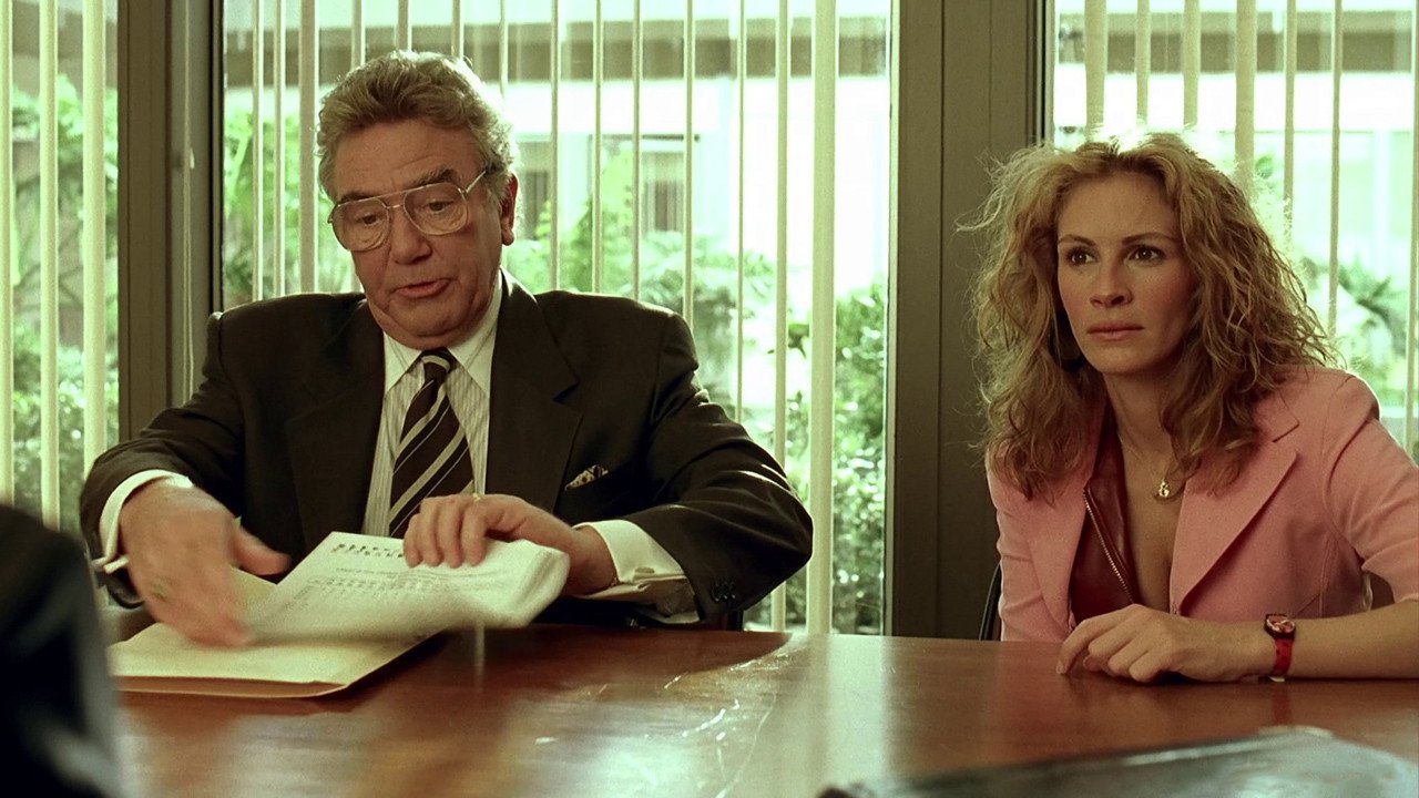 ERIN BROCKOVICH - TATLI BELA Erin Brockovich, uzun süredir iş arayan bekar bir annedir. Bakımsız hali ile onu kimse ciddiye almazken, Pacific Gas & Electric adlı şirketin dahil olduğu bir emlak davasını araştırmaya başlar. Şirketin, bölgeye zehir saçacak bir maddeyi satın alarak işlemeye başladığını öğrenir. Olayın altını deştikçe birbirinden korkunç gerçeklere ulaşan Erin, Amerikan tarihine geçecek kadar büyük bir skandalın ortaya çıkacağı bu olayın mimarı olur ve milyon dolarlık bir şirketin karşısındaki tehdit haline gelir.