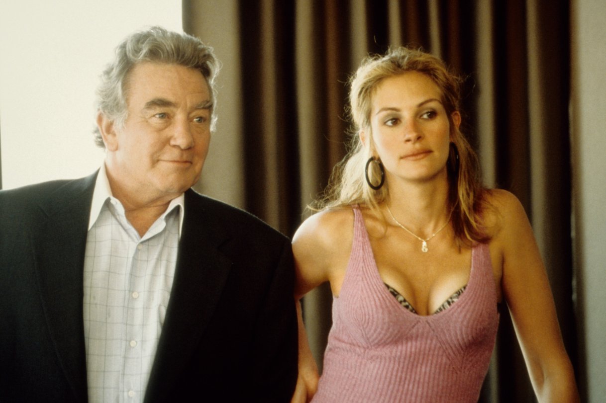 ERIN BROCKOVICH - TATLI BELA Erin Brockovich, uzun süredir iş arayan bekar bir annedir. Bakımsız hali ile onu kimse ciddiye almazken, Pacific Gas & Electric adlı şirketin dahil olduğu bir emlak davasını araştırmaya başlar. Şirketin, bölgeye zehir saçacak bir maddeyi satın alarak işlemeye başladığını öğrenir. Olayın altını deştikçe birbirinden korkunç gerçeklere ulaşan Erin, Amerikan tarihine geçecek kadar büyük bir skandalın ortaya çıkacağı bu olayın mimarı olur ve milyon dolarlık bir şirketin karşısındaki tehdit haline gelir.