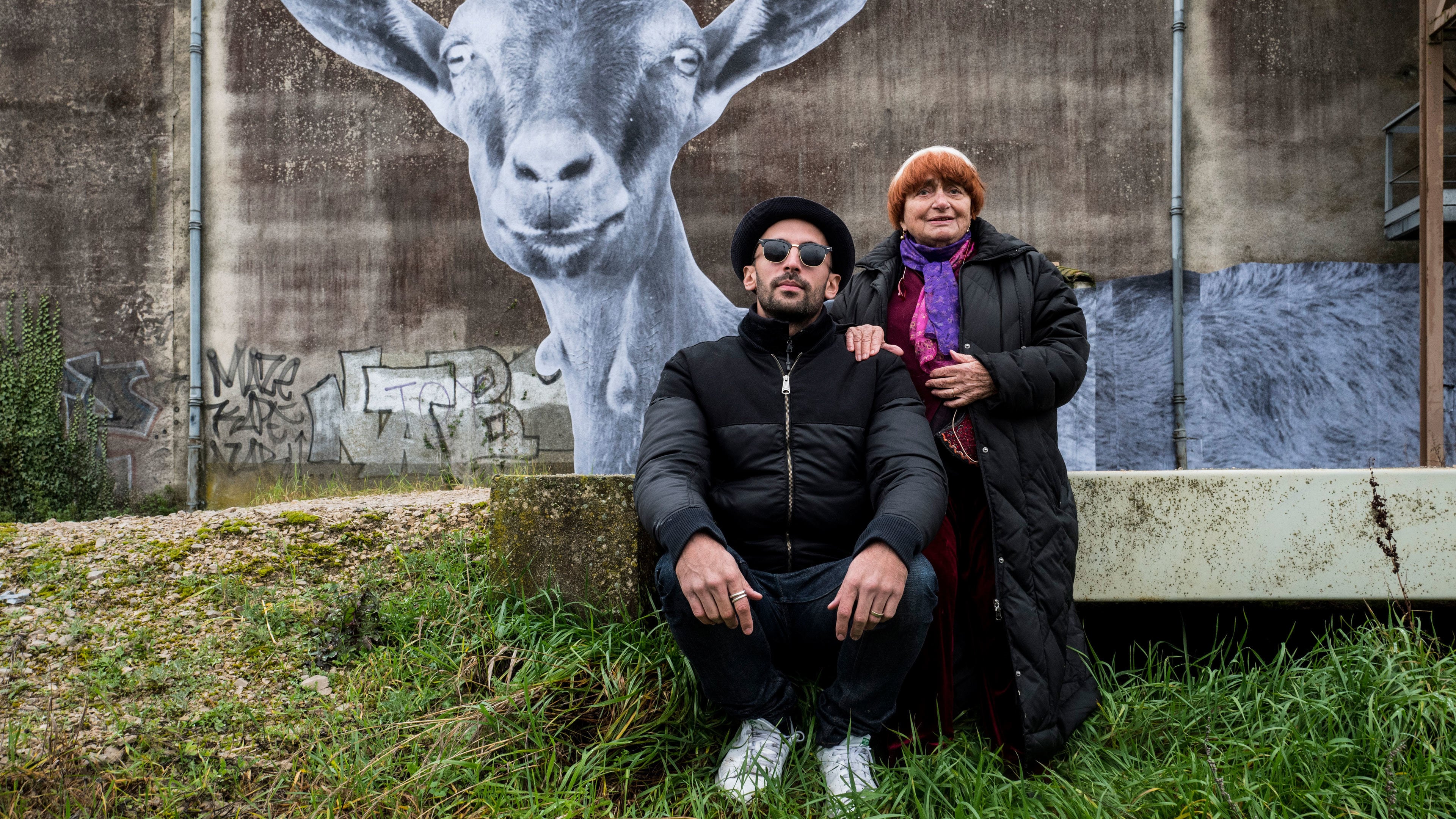 FACES PLACES - MEKANLAR VE YÜZLER Mekânlar ve Yüzler, yeni dalga akımının efsanesi Agnès Varda ile Fransız sokak sanatçısı ve fotoğrafçı JR’ın Fransa kırsalındaki yolculuğunu konu ediniyor. Yaş farkının büyüklüğüne aldırmadan çok yakın iki arkadaş olan ikili, gittikleri kasabalarda tanıştıkları insanların fotoğraflarını çekerek, çok büyük boyutlarda bastırıyor ve kişiler için özel olduklarını düşündükleri yerlere yapıştırarak onlara sürpriz yapıyor. Bir yandan müthiş uyumlu ikilinin tatlı hallerini izliyor, bir yandan da onlarla birlikte tanıştığımız “gerçek” insanların hayatın içinden, alabildiğine doğal ve samimi tepkilerini görüp tebessüm ediyoruz.