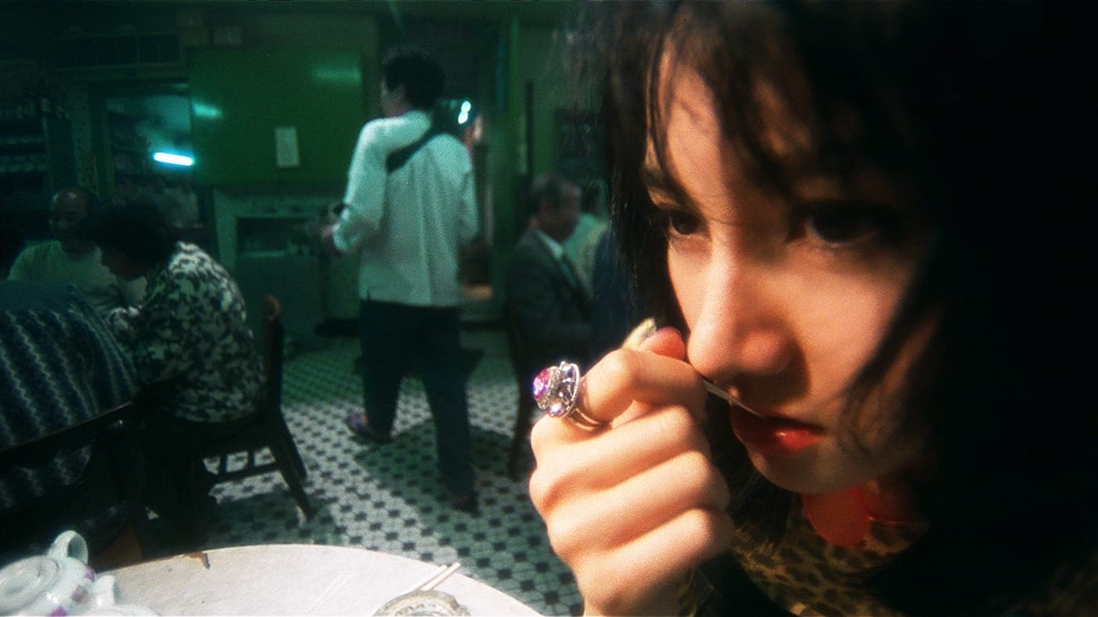 FALLEN ANGELS - DÜŞKÜN MELEKLER Hong Kong’da yaşayan Wong Chi-ming profesyonel bir tetikçidir. Kiralık bir tetikçinin tüm soğukkanlılığıyla cinayetlerini işleyen Wong Chi-ming’in hayatı, işi dışında pek görüşmediği kadın ortağının ona derin duygular hissetmesiyle birlikte bambaşka bir hal alır.