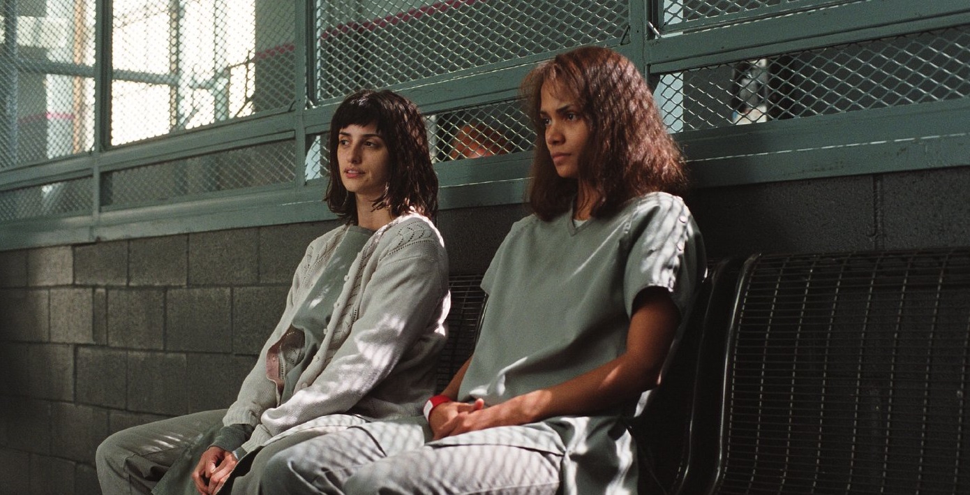 GOTHIKA - GOTHIKA Dr. Miranda Grey, ruh ve sinir hastalıkları hastanesinde çalışan başarılı bir psikiyatristtir. Bir gün bir otomobil kazası geçirir ve kendini çalıştığı hastanede yatarken bulur. Kazaya dair hiç bir şey hatırlamayan Miranda, kocası Doug’ı öldürmekle suçlanmaktadır. Diğer yandan Rachel adında bir kızın ruhu, Miranda’ya bir mesaj iletmeye çalışmaktadır. Rachel’dan zamanla Doug hakkında bilgiler almaya başlayan doktor, kocasının aslında tanıdığı gibi biri olmadığını anlayacaktır.