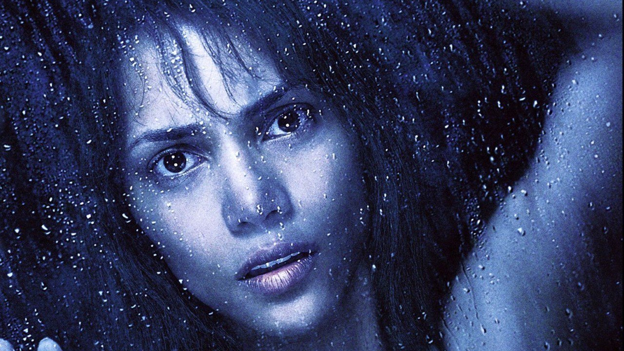 GOTHIKA - GOTHIKA Dr. Miranda Grey, ruh ve sinir hastalıkları hastanesinde çalışan başarılı bir psikiyatristtir. Bir gün bir otomobil kazası geçirir ve kendini çalıştığı hastanede yatarken bulur. Kazaya dair hiç bir şey hatırlamayan Miranda, kocası Doug’ı öldürmekle suçlanmaktadır. Diğer yandan Rachel adında bir kızın ruhu, Miranda’ya bir mesaj iletmeye çalışmaktadır. Rachel’dan zamanla Doug hakkında bilgiler almaya başlayan doktor, kocasının aslında tanıdığı gibi biri olmadığını anlayacaktır.