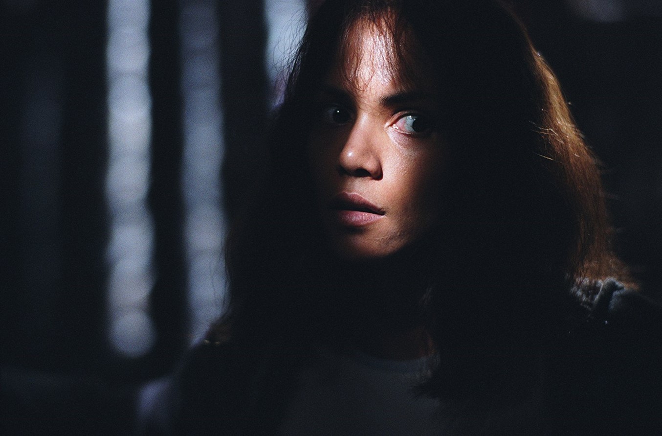 GOTHIKA - GOTHIKA Dr. Miranda Grey, ruh ve sinir hastalıkları hastanesinde çalışan başarılı bir psikiyatristtir. Bir gün bir otomobil kazası geçirir ve kendini çalıştığı hastanede yatarken bulur. Kazaya dair hiç bir şey hatırlamayan Miranda, kocası Doug’ı öldürmekle suçlanmaktadır. Diğer yandan Rachel adında bir kızın ruhu, Miranda’ya bir mesaj iletmeye çalışmaktadır. Rachel’dan zamanla Doug hakkında bilgiler almaya başlayan doktor, kocasının aslında tanıdığı gibi biri olmadığını anlayacaktır.