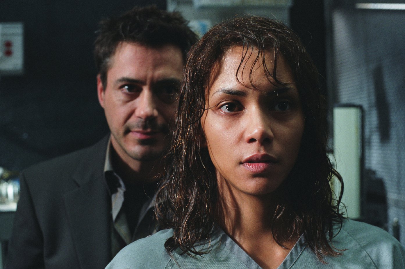 GOTHIKA - GOTHIKA Dr. Miranda Grey, ruh ve sinir hastalıkları hastanesinde çalışan başarılı bir psikiyatristtir. Bir gün bir otomobil kazası geçirir ve kendini çalıştığı hastanede yatarken bulur. Kazaya dair hiç bir şey hatırlamayan Miranda, kocası Doug’ı öldürmekle suçlanmaktadır. Diğer yandan Rachel adında bir kızın ruhu, Miranda’ya bir mesaj iletmeye çalışmaktadır. Rachel’dan zamanla Doug hakkında bilgiler almaya başlayan doktor, kocasının aslında tanıdığı gibi biri olmadığını anlayacaktır.