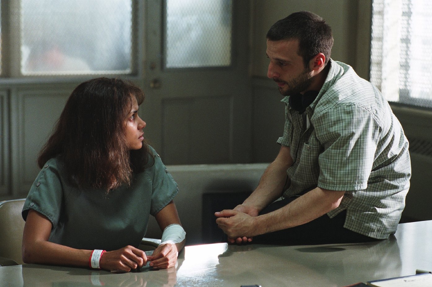 GOTHIKA - GOTHIKA Dr. Miranda Grey, ruh ve sinir hastalıkları hastanesinde çalışan başarılı bir psikiyatristtir. Bir gün bir otomobil kazası geçirir ve kendini çalıştığı hastanede yatarken bulur. Kazaya dair hiç bir şey hatırlamayan Miranda, kocası Doug’ı öldürmekle suçlanmaktadır. Diğer yandan Rachel adında bir kızın ruhu, Miranda’ya bir mesaj iletmeye çalışmaktadır. Rachel’dan zamanla Doug hakkında bilgiler almaya başlayan doktor, kocasının aslında tanıdığı gibi biri olmadığını anlayacaktır.