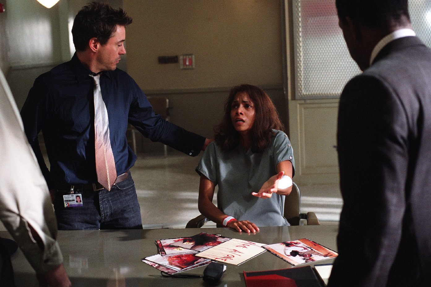 GOTHIKA - GOTHIKA Dr. Miranda Grey, ruh ve sinir hastalıkları hastanesinde çalışan başarılı bir psikiyatristtir. Bir gün bir otomobil kazası geçirir ve kendini çalıştığı hastanede yatarken bulur. Kazaya dair hiç bir şey hatırlamayan Miranda, kocası Doug’ı öldürmekle suçlanmaktadır. Diğer yandan Rachel adında bir kızın ruhu, Miranda’ya bir mesaj iletmeye çalışmaktadır. Rachel’dan zamanla Doug hakkında bilgiler almaya başlayan doktor, kocasının aslında tanıdığı gibi biri olmadığını anlayacaktır.