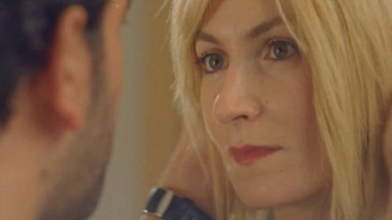 GECE 11:45 - GECE 11:45 Saatler tam 23:45'i vurduğunda, gecenin ayazında üç insanın yaşamı kesişir. Bu üç kişinin bir ortak özelliği vardır: Hepsi de yaşamlarından usanmışlardır. Hepsi ayrı ayrı bir derdin pençesinde kıvranmaktadır. Kağıt toplayarak geçinmeye çalışan Mehmet; kalbinin sesine kulak verip, sevdiği adamın yanına kaçmayı kafasına koymuş Zeynep; idealleri olan ve düzene bir türlü uyum sağlayamayan gönül adamı, idealist senarist Okan. Herkesin yataklarında mışıl mışıl uyuduğu gece yarısında bu üç insan beraberdir. El ayak çekilip, çoğu insanın uyumayı tercih ettiği bir saatte karşılaştıklarında, hayat, isteklerine bir şekilde cevap verecektir.