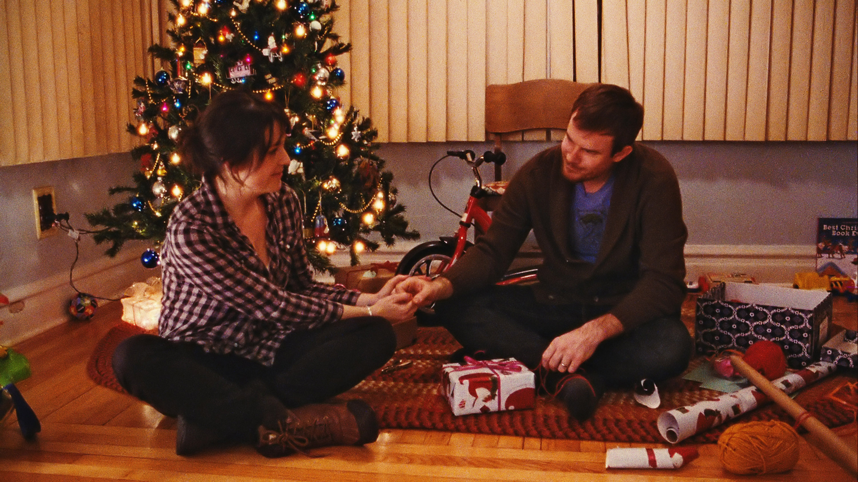 HAPPY CHRISTMAS - MUTLU NOELLER 20’lerinde, sorumsuz bir genç kız olan Jenny, sinemacı abisi Jeff ve onun yazar karısı Kelly ile yaşamak için Chicago’ya gelir. Jenny’nin gelişi, aile