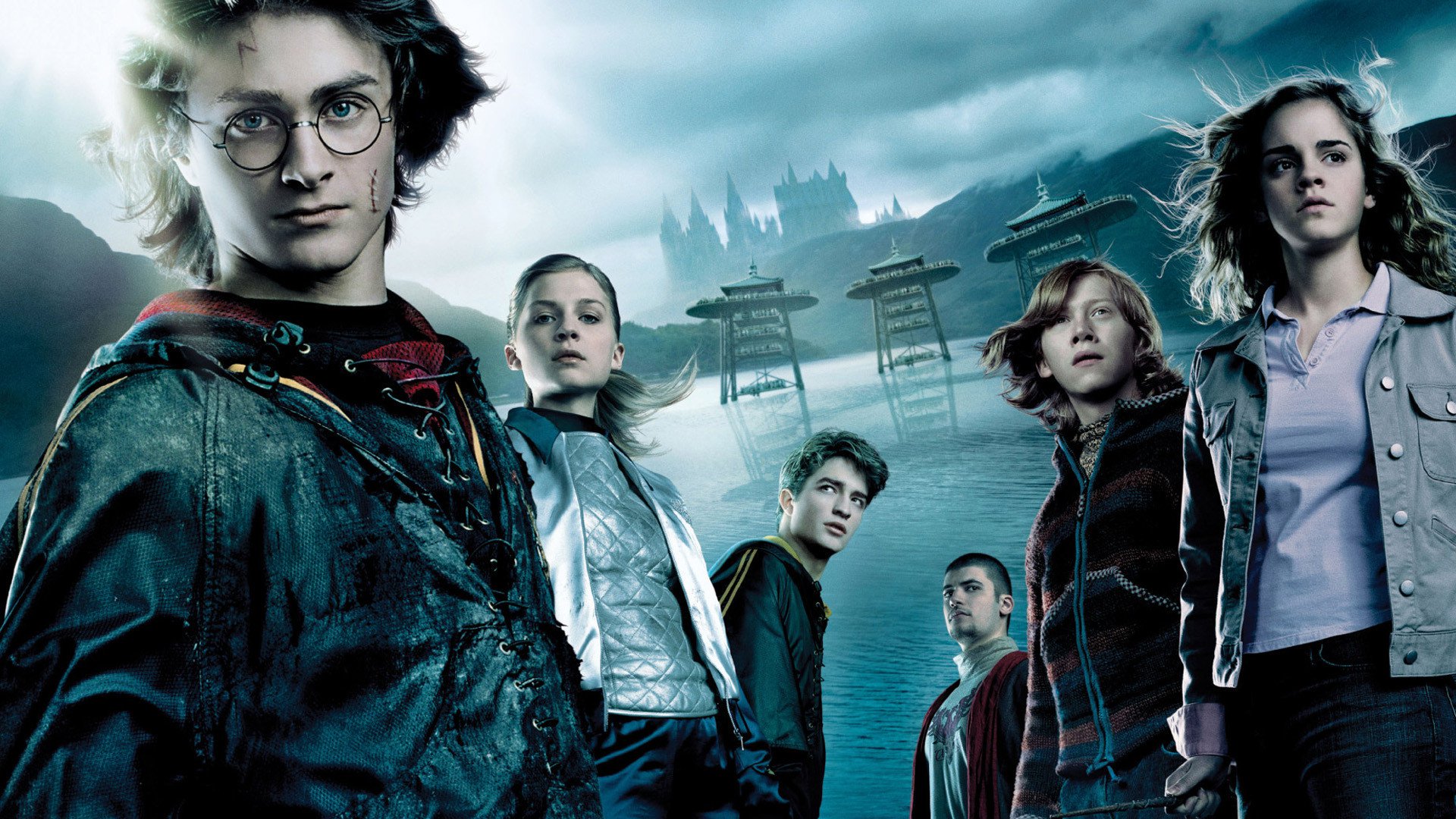 HARRY POTTER AND THE GOBLET OF FIRE - HARRY POTTER VE ATEŞ KADEHİ Harry'nin Hogwarts’daki dördüncü yılı başlamak üzeredir. Keyifli bir yaz tatili geçiren Harry, yaşı küçük olmasına rağmen prestijli Üçbüyücü Turnuvası’na katılmak üzere seçilmiştir. Bu heyecan verici uluslararası yarışma, Harry’yi Hogwarts’ın yanı sıra, Avrupa’daki iki rakip büyücülük okulunun da daha büyük ve deneyimli öğrencileriyle karşı karşıya getirecektir.