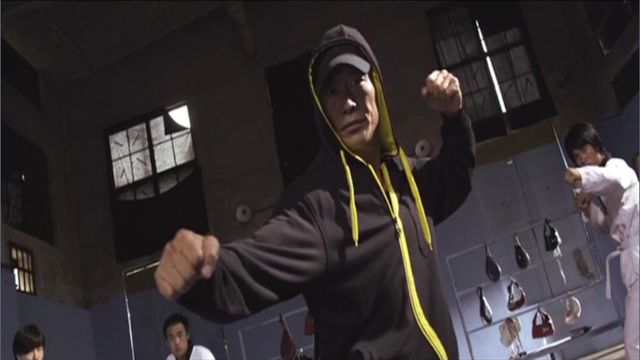 HIGH KICKERS - MÜTHİŞ TEKNİK Aksiyon dolu bir dövüş sanatları filmi. Dövüş okulu sahibi Zhao Yumin’in en sevdiği öğrencisi Han Xufeng, yasadışı bir boks maçında ölmüştür. Olaydan