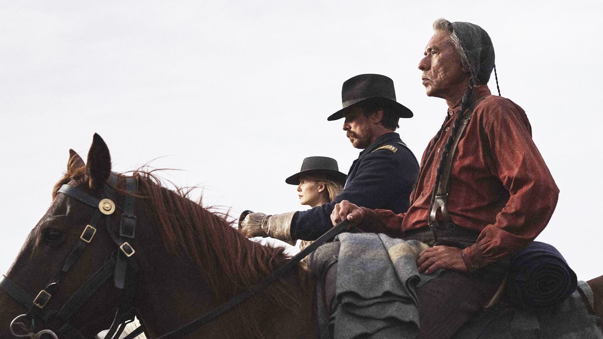 HOSTILES - VAHŞİLER 1892 yılında Yüzbaşı Joseph Blocker’a, bir Cheyenne kabilesi lideri ve ailesini diğer kabile üyelerinin yaşadığı Montana’ya götürme görevi verilir. Blocker bu görevi gönülsüzce kabul eder çünkü eşlik ettiği kabile lideri bir çok arkadaşının ölümüne sebep olmuş ve yıllarca onu düşman olarak görmüştür. Tehlikeli bir yolculuğa çıkan kafile batıya doğru ilerlerken birçok zorlukla karşılaşır. Düşman kabileler ve küçük asker gruplarının arasında geçerek yolculuklarına devam eden kafileye bir de Blocker’ın ailesinin bir baskında katledildiğine tanıklık eden dul bir kadında dahil olunca yolculuk ilginç bir hal alır.