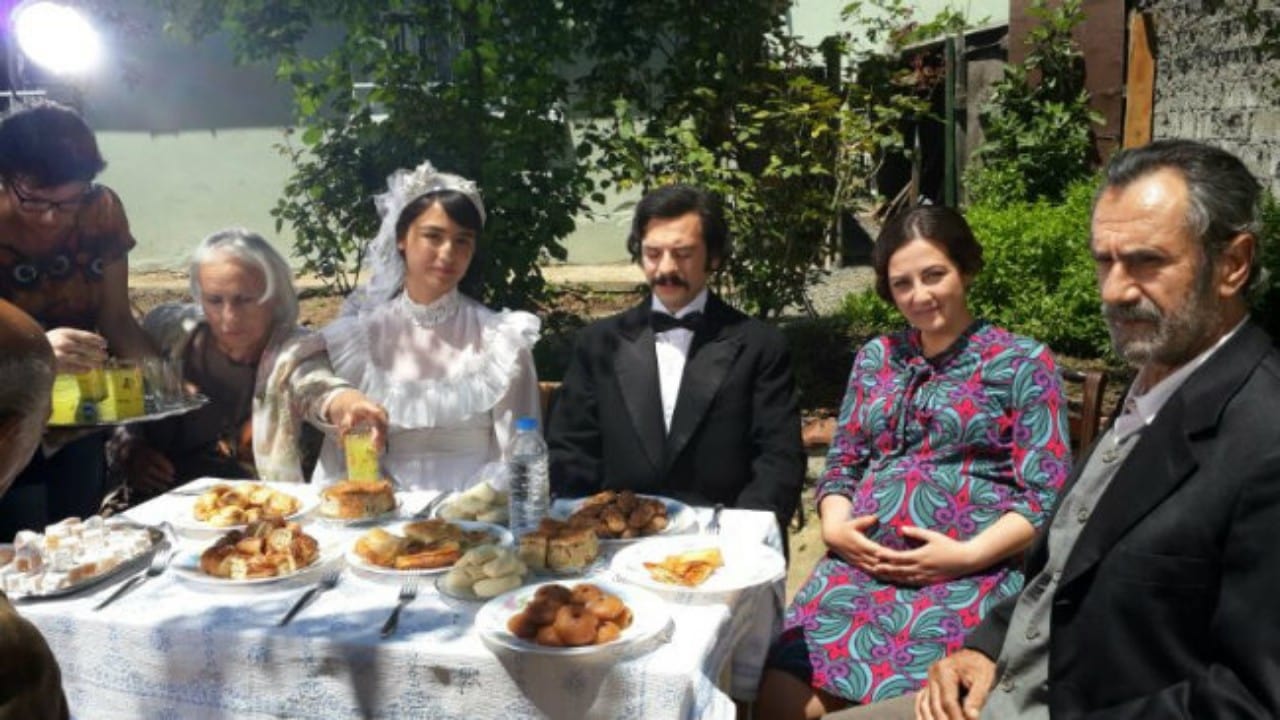 İÇİMDEKİ İNSAN - İÇİMDEKİ İNSAN Gazeteci-yazar Nuri'nin, uzun yılların ardından doğup büyüdüğü taşra kentine geri dönmesini konu alan öykü, yazarın eski dostu Sabri ile buluşmasıyla birlikte oldukça karanlık bir hal almaya başlar.