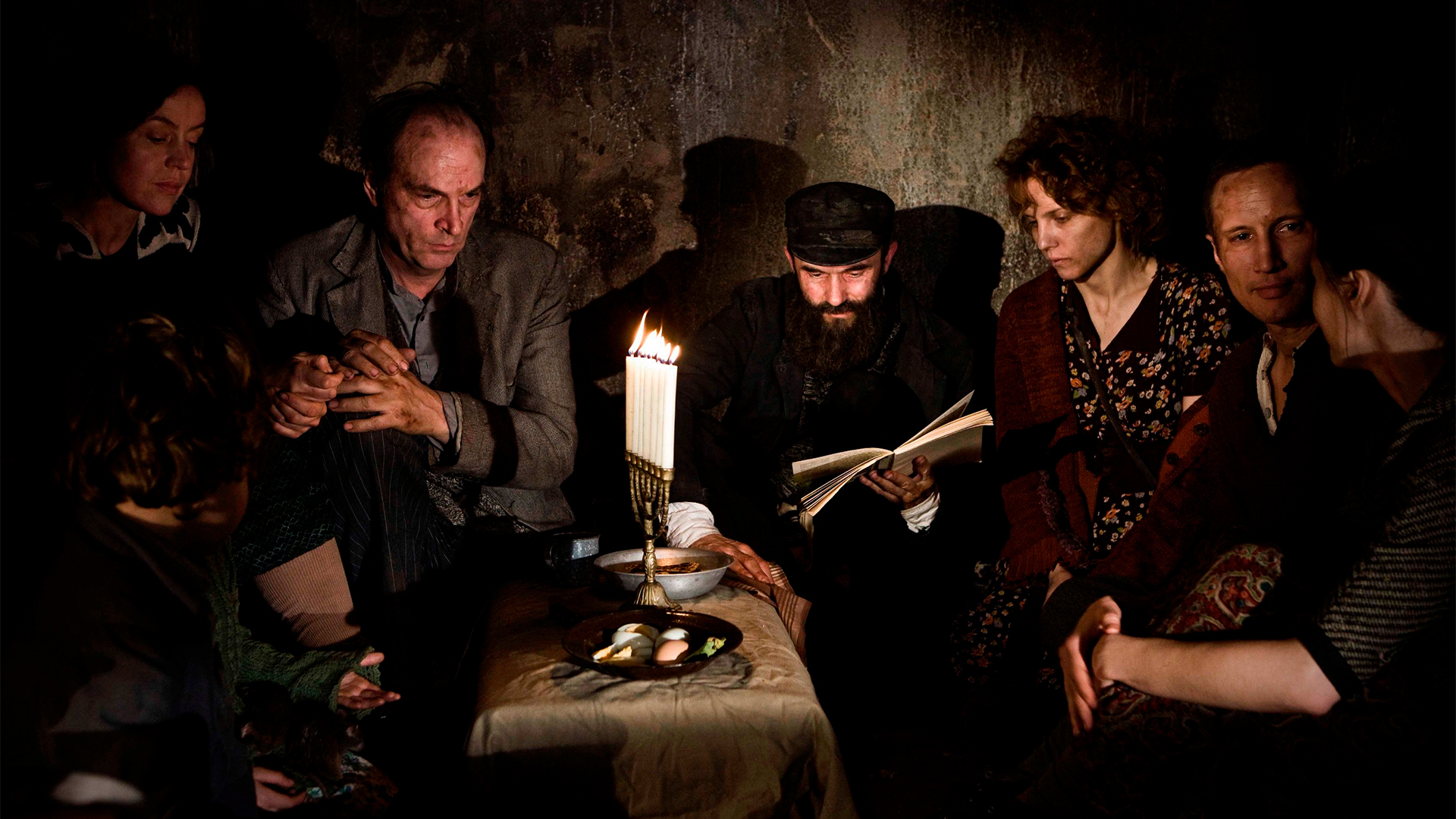 IN DARKNESS - KARANLIKTA II. Dünya Savaşı’nda Naziler, Polonya’yı işgal etmiştir. Kanalizasyon işçisi olan Leopold Socha, katliamdan kaçmayı başarır ve kanalizasyona sığınmış bir grup Yahudi’ye, kendisine ödeme yapmaları koşuluyla kanalizasyonda saklanabilecekleri bir yer bulabileceğini söyler. Tam 14 ay burada yaşayan Yahudiler, Nazilerin yenilgiye uğramasıyla özgürlüklerine kavuşacaklardır; ancak geride çok şey bırakarak.