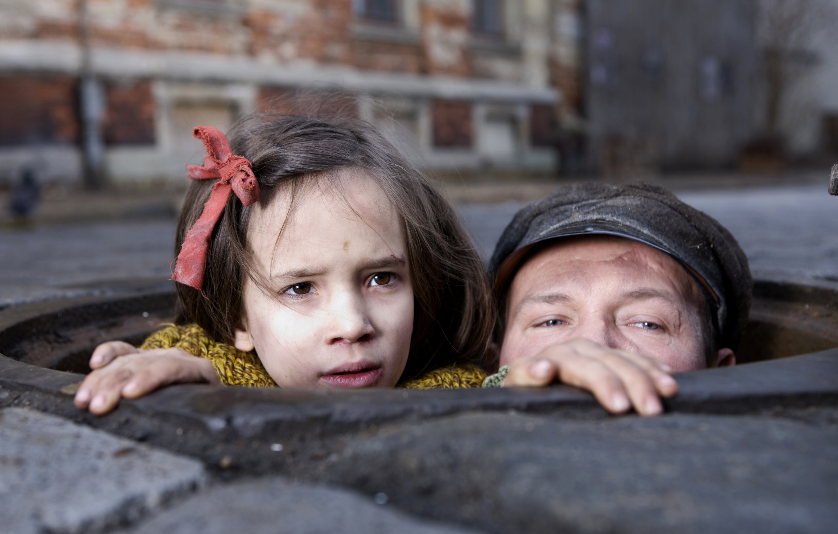 IN DARKNESS - KARANLIKTA II. Dünya Savaşı’nda Naziler, Polonya’yı işgal etmiştir. Kanalizasyon işçisi olan Leopold Socha, katliamdan kaçmayı başarır ve kanalizasyona sığınmış bir grup Yahudi’ye, kendisine ödeme yapmaları koşuluyla kanalizasyonda saklanabilecekleri bir yer bulabileceğini söyler. Tam 14 ay burada yaşayan Yahudiler, Nazilerin yenilgiye uğramasıyla özgürlüklerine kavuşacaklardır; ancak geride çok şey bırakarak.
