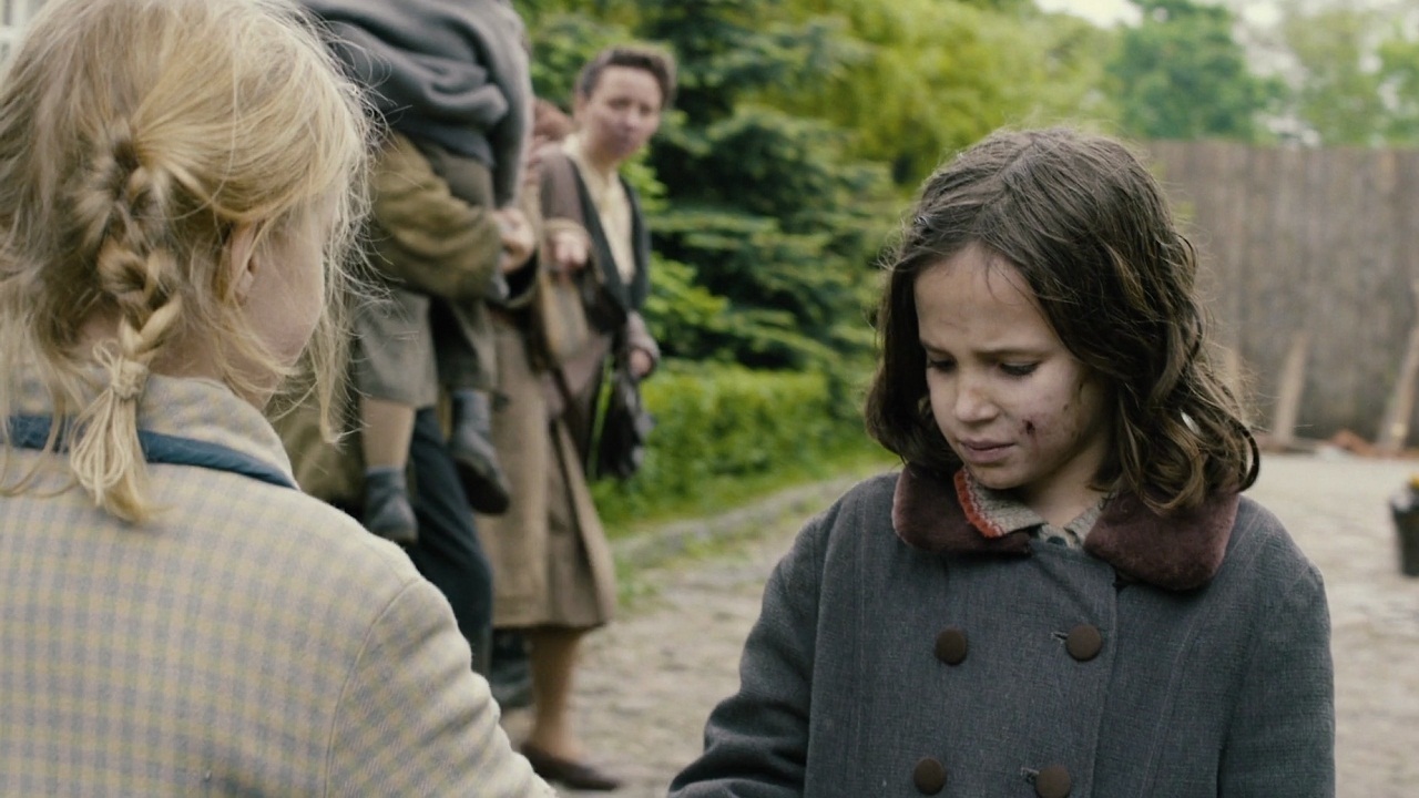 IN DARKNESS - KARANLIKTA II. Dünya Savaşı’nda Naziler, Polonya’yı işgal etmiştir. Kanalizasyon işçisi olan Leopold Socha, katliamdan kaçmayı başarır ve kanalizasyona sığınmış bir grup Yahudi’ye, kendisine ödeme yapmaları koşuluyla kanalizasyonda saklanabilecekleri bir yer bulabileceğini söyler. Tam 14 ay burada yaşayan Yahudiler, Nazilerin yenilgiye uğramasıyla özgürlüklerine kavuşacaklardır; ancak geride çok şey bırakarak.