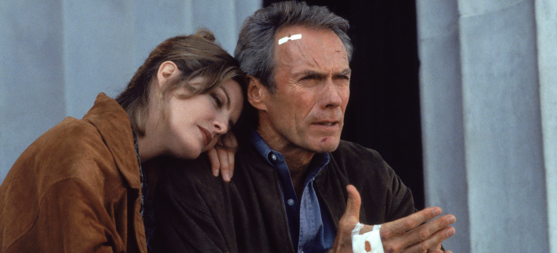 IN THE LINE OF FIRE - ATEŞ HATTINDA Gizli Servis Ajanı Frank Horrigan, başkanı korumak üzere görevli, işinde başarılı bir ajandır. Ancak 1963 yılında, Başkan Kennedy’i kurtaramamış olmanın verdiği huzursuzluk onu hala rahatsız etmektedir. Bir süredir Mitch Leary adında eski bir CIA suikastçisinden tehdit içeren telefonlar almaktadır. Mitch, bir yandan Frank’in Kennedy konusundaki başarısızlığını dile getirirken diğer yandan başkana suikast düzenleyeceğini belirtmektedir. Frank bu kez, hayatına mal olsa bile her şeyini ortaya koyarak başkanı korumaya niyetlidir.