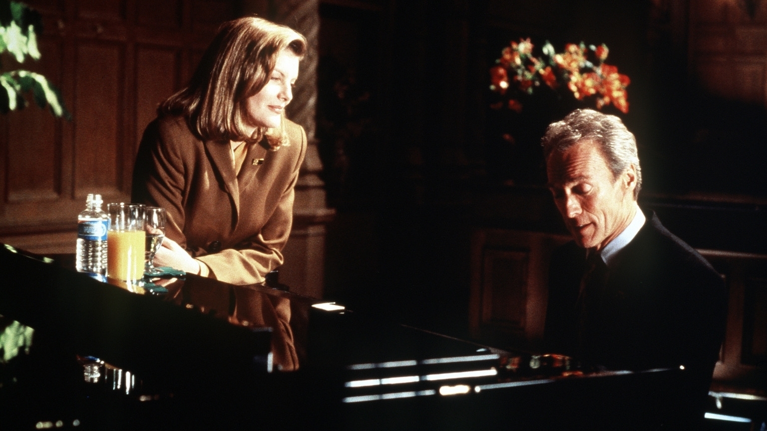 IN THE LINE OF FIRE - ATEŞ HATTINDA Gizli Servis Ajanı Frank Horrigan, başkanı korumak üzere görevli, işinde başarılı bir ajandır. Ancak 1963 yılında, Başkan Kennedy’i kurtaramamış olmanın verdiği huzursuzluk onu hala rahatsız etmektedir. Bir süredir Mitch Leary adında eski bir CIA suikastçisinden tehdit içeren telefonlar almaktadır. Mitch, bir yandan Frank’in Kennedy konusundaki başarısızlığını dile getirirken diğer yandan başkana suikast düzenleyeceğini belirtmektedir. Frank bu kez, hayatına mal olsa bile her şeyini ortaya koyarak başkanı korumaya niyetlidir.