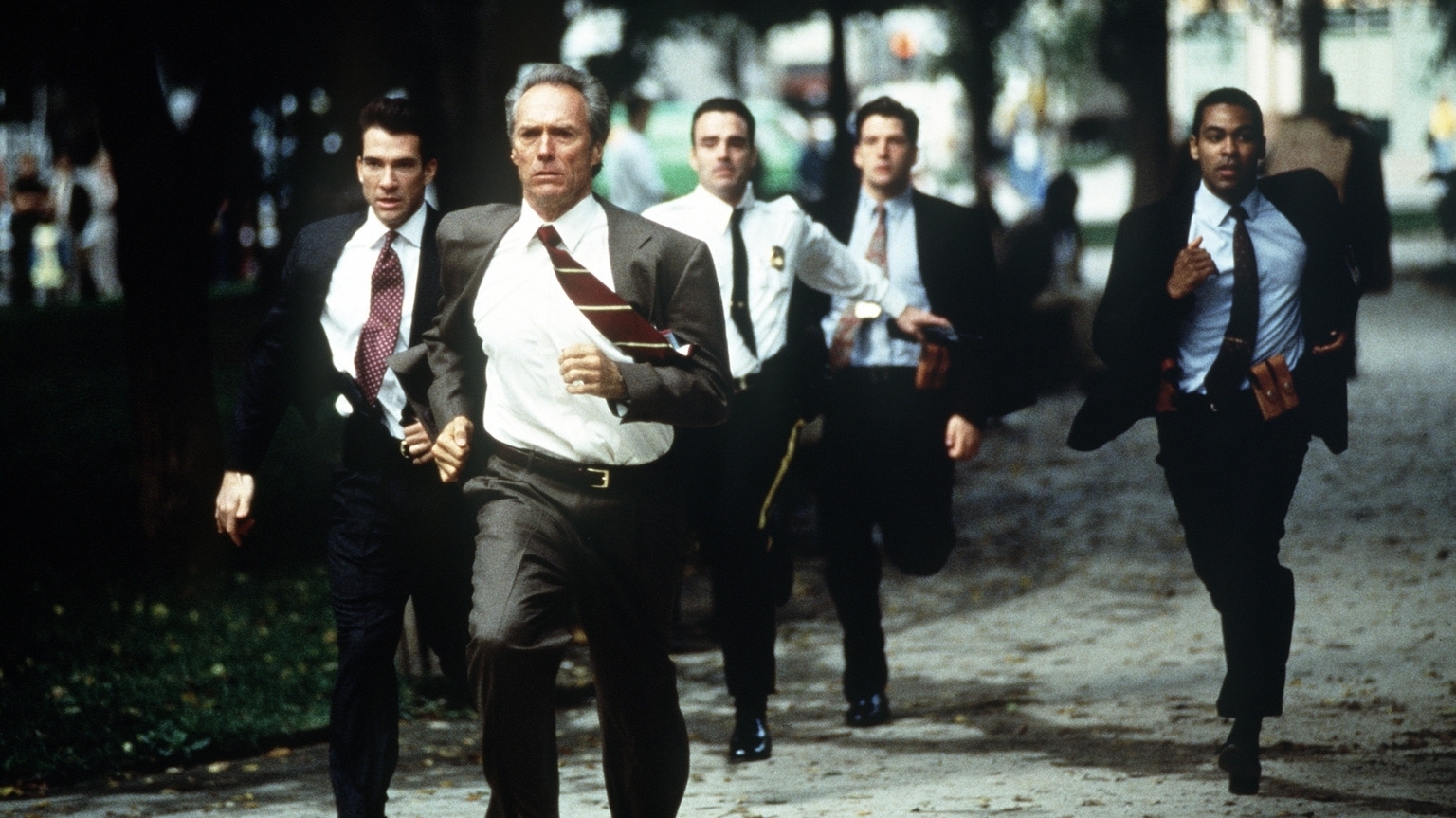 IN THE LINE OF FIRE - ATEŞ HATTINDA Gizli Servis Ajanı Frank Horrigan, başkanı korumak üzere görevli, işinde başarılı bir ajandır. Ancak 1963 yılında, Başkan Kennedy’i kurtaramamış olmanın verdiği huzursuzluk onu hala rahatsız etmektedir. Bir süredir Mitch Leary adında eski bir CIA suikastçisinden tehdit içeren telefonlar almaktadır. Mitch, bir yandan Frank’in Kennedy konusundaki başarısızlığını dile getirirken diğer yandan başkana suikast düzenleyeceğini belirtmektedir. Frank bu kez, hayatına mal olsa bile her şeyini ortaya koyarak başkanı korumaya niyetlidir.