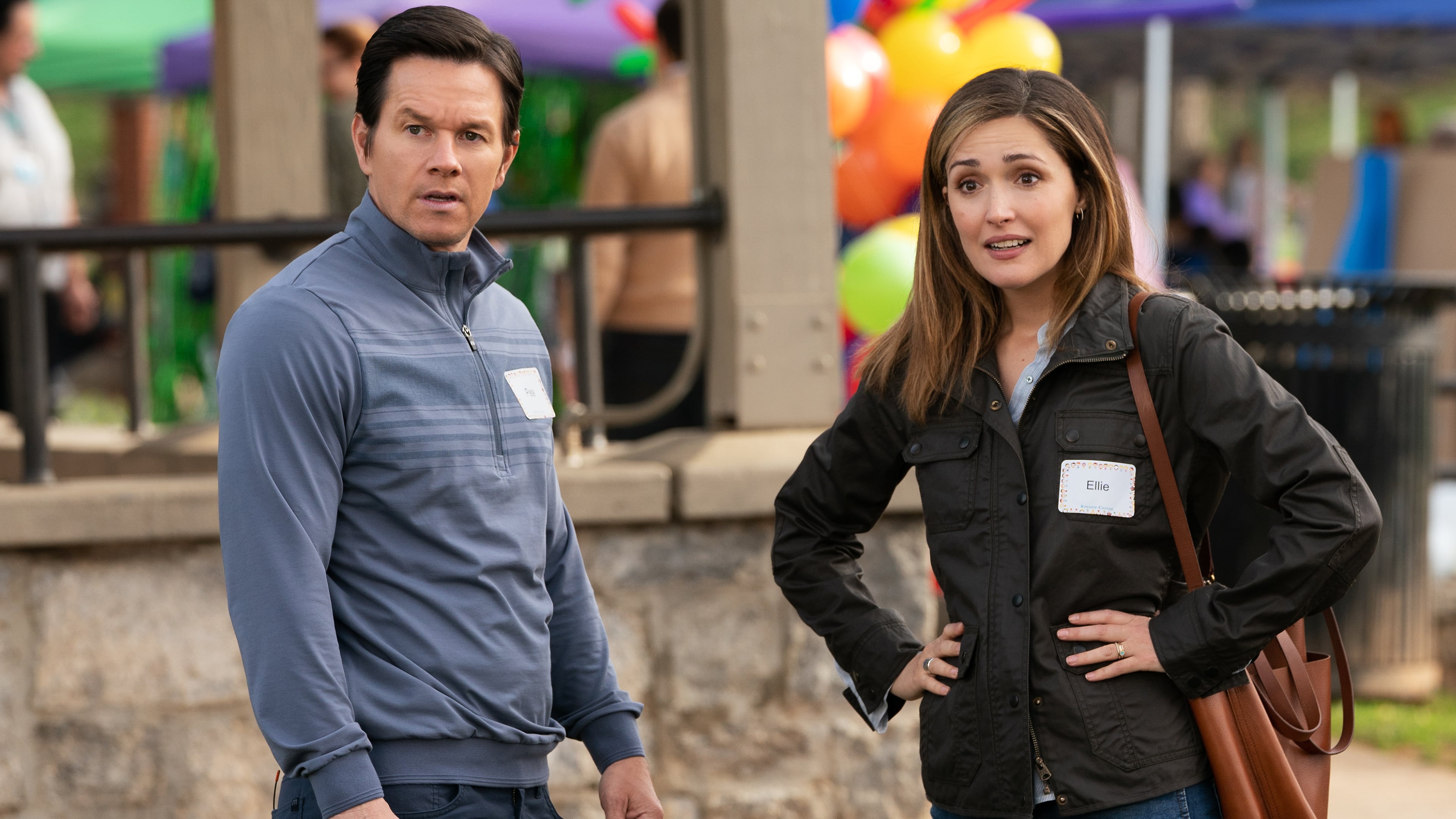 INSTANT FAMILY - ŞİPŞAK AİLE Pete ve Ellie birbirlerini seven, uyumlu bir çifttir. Tek istekleri ise çocuk sahibi olmaktır. Sevimli çift, bir aile kurmaya karar verdiğinde küçük bir çocuk evlat edinmek isterler. Fakat bu istekleri, birbirinden tatlı üç kardeşi görünce değişir. Genç çift, bir günde üç çocuklu bir aile olmuştur ve nasıl ebeveynlik yapılması gerektiğini öğrenmek zorundadır.