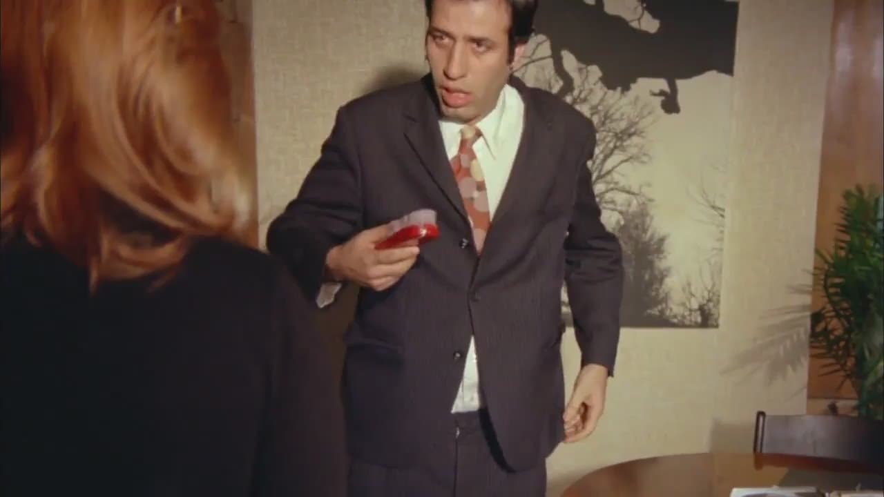 İYİ AİLE ÇOCUĞU - İYİ AİLE ÇOCUĞU Tek yumurta ikizi olan Kemal ile Cemal, birbirlerinin varlığından haberdar olmayan iki adamdır. Doğdukları gün anne ve babalarının öldürülmesi üzerine cami avlusuna bırakılan Kemal ve Cemal, farklı aileler tarafından evlat edinilir. Birbirlerinden habersiz büyüyen iki kardeş, oldukça farklı hayatlara sahip olur. Cemal, namlı kabadayılar arasında yerini alırken, Kemal ise banka memuru olur. Bir gün yaşanan bir karışıklık ikisinin de hayatının değişmesine neden olacaktır.