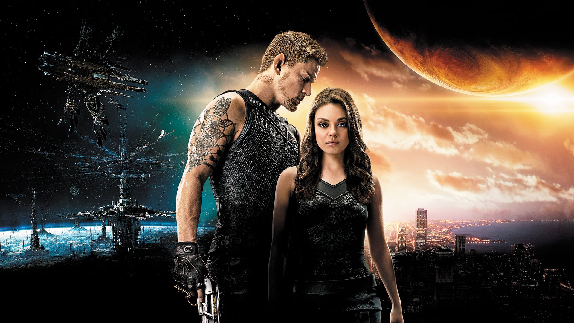 JUPITER ASCENDING - JÜPİTER YÜKSELİYOR Jupiter Jones dünyaya geldiğinde ileride sıra dışı olaylar yaşayacağına dair birçok işaret vardır. Aradan yıllar geçer ve artık genç bir kadındır. Bir gün genetik mühendislik ürünü eski asker Caine dünyaya iner, amacı ise Jupiter'i bulmaktır. Zira evrenin tek hakimi olan ölümsüz Kraliçe, çıkartılan genetik haritalara göre bu genç kadının kendi hükümdarlığının sonunu getireceğini düşünmektedir.