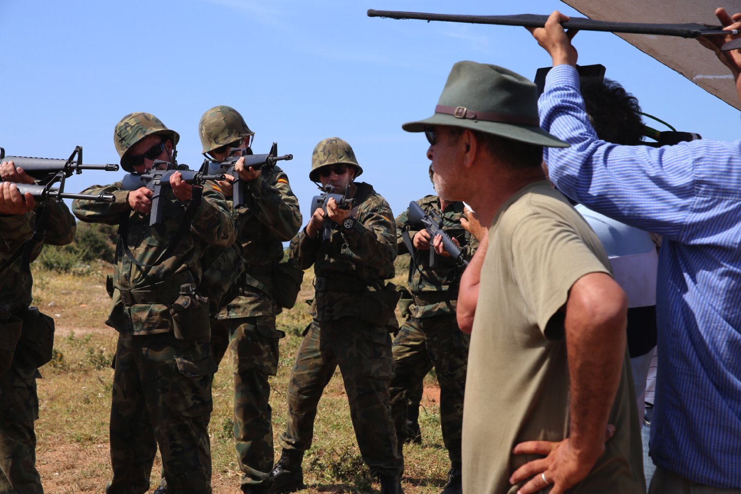LA ISLA - ADA Faslı bir asker olan Ibrahim, kaçak mültecilerin girişini ve uyuşturucu tacirlerinin hareketlerini gözlemlemek için Fas’ta ıssız bir adaya yollanır. B