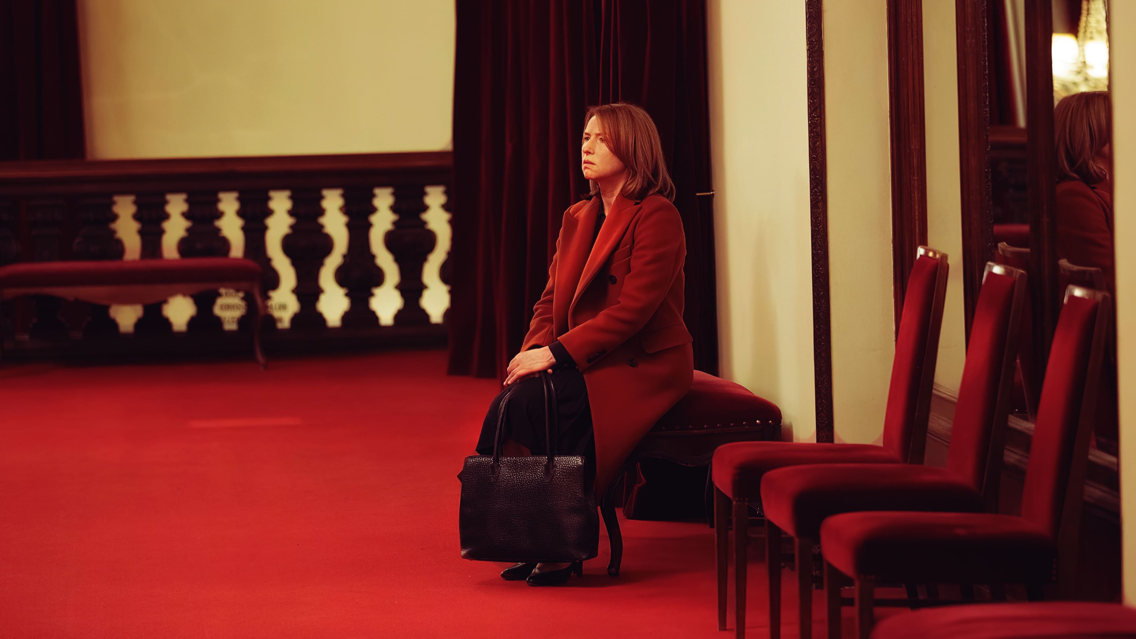 LARA - LARA Lara, 60. yaş gününde oğlunun ilk piyano resitaline davet edilmemiş olmanın acısını yaşamaktadır. Oldukça yalnız olan Lara, kendisiyle yüzleşecek ve bu özel günde oğluyla olabilmek için her şeyi yapacaktır.