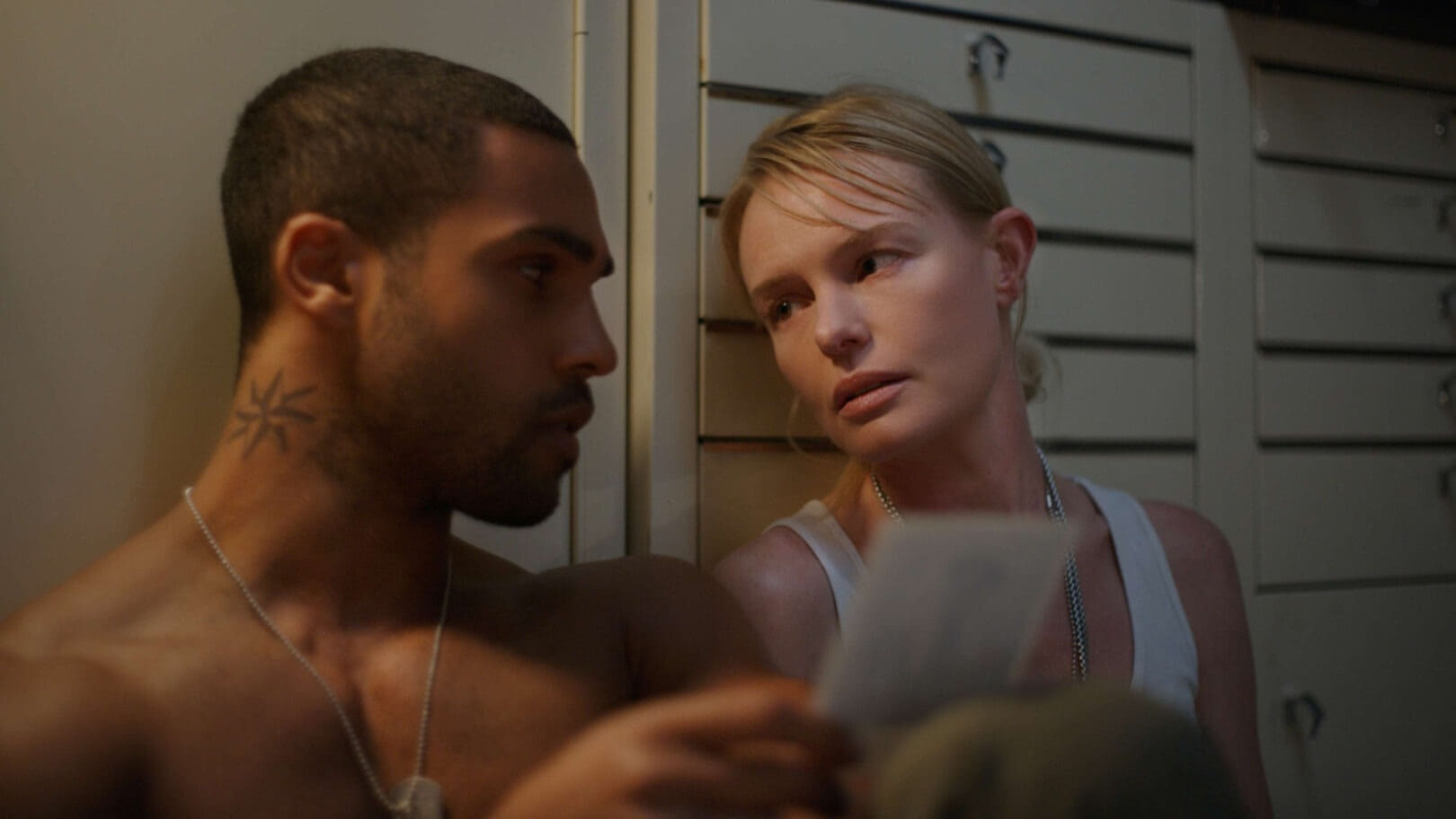 LAST SENTINEL - LAST SENTINEL İklim değişikliği yakın gelecekte sıcaklıkların ve deniz seviyelerinin feci şekilde yükselmesine neden olur. Su üstünde kalan iki büyük kıta yetersiz kaynaklar yüzünden birbirine düşman olur ve yapılan kitlesel göç yüzünden bir çok insan ölür. Evlerinden binlerce mil uzakta uçsuz bucaksız bir okyanusla çevrili bir kulede hayatta kalan bir grup askeri mürettebat vatanını korumaya çalışırken, kendilerini nasıl bir son beklediğinden habersizdir. Görev süreleri biten mürettebat menzile giren bir tekne görünce, bekledikleri yardımın mı geldiğini yoksa sonlarının mı yaklaştığını bilemezler.