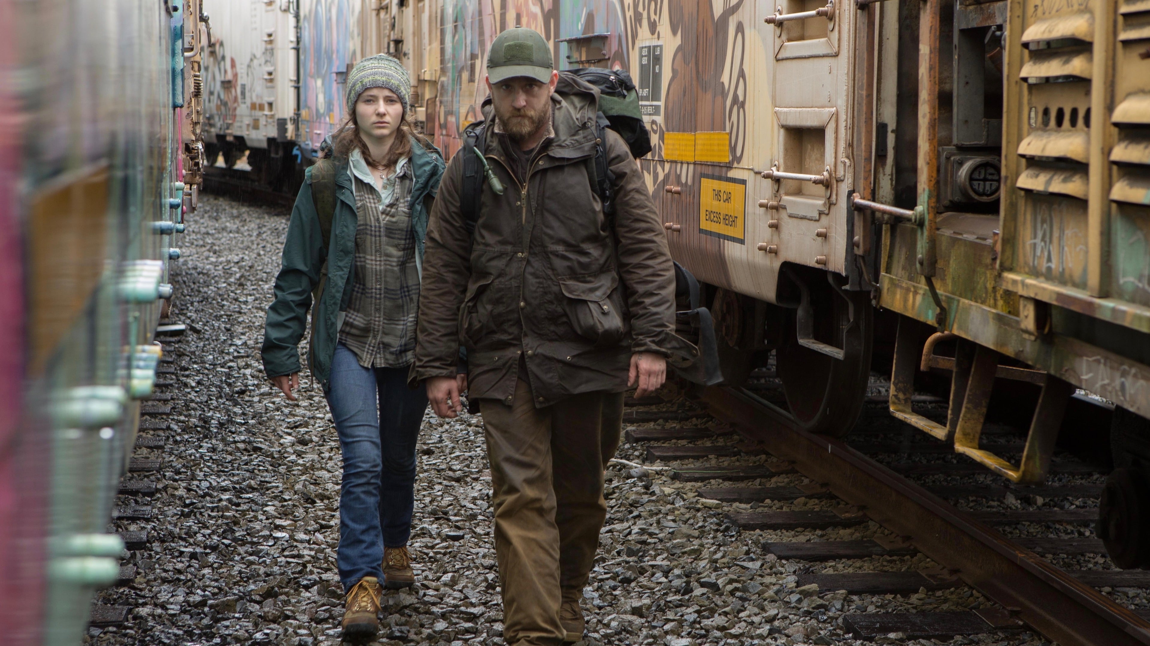 LEAVE NO TRACE - İZ BIRAKMA Irak'ta savaşıp tekrar Amerika’ya döndükten sonra sosyal hayata uyum sağlayamayan Will, kızı Tom ile birlikte Portland'da bir parkın içinde yaşamaya başlar. Günün birinde yakalanan ikili, Sosyal Hizmetler yetkilileri tarafından bir Noel ağacı çiftliği sahibinin yanına yerleştirilirler. Will tekrar doğada kızıyla yalnız olabilmenin planlarını yapsa da Tom, içinde bir yere yerleşme isteğinin yeşermesine engel olamayacaktır.