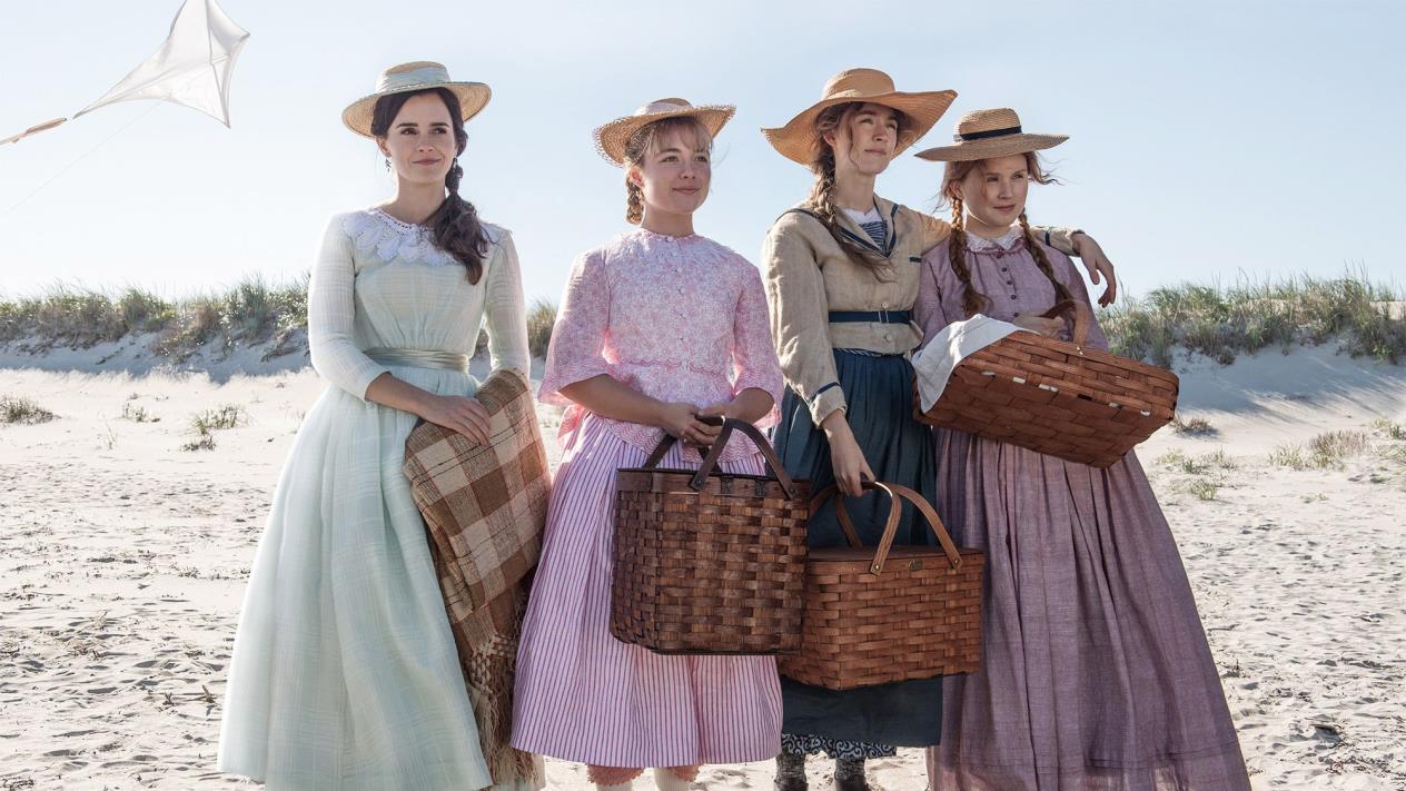 LITTLE WOMEN (2019) - KÜÇÜK KADINLAR Meg, Jo, Beth ve Amy birbirinden tamamen farklı karakterlere sahip dört kız kardeştir. Çocukluk dönemlerini geride bırakıp kadınlığa geçiş süreçlerinde kardeşler türlü dertlerle boğuşurlar. Babaları Amerikan İç Savaşı'na katılan dört genç kız, anneleriyle birlikte yaşam mücadelesi vermeye başlar. Bu zorlu süreçte en büyük kazançları birbirlerinin yanında olmalarıdır. Her türlü zorluğu birlikte göğüsleyen kardeşler, bu süreçte asıl mutluluğun sevgi olduğunu anlarlar.