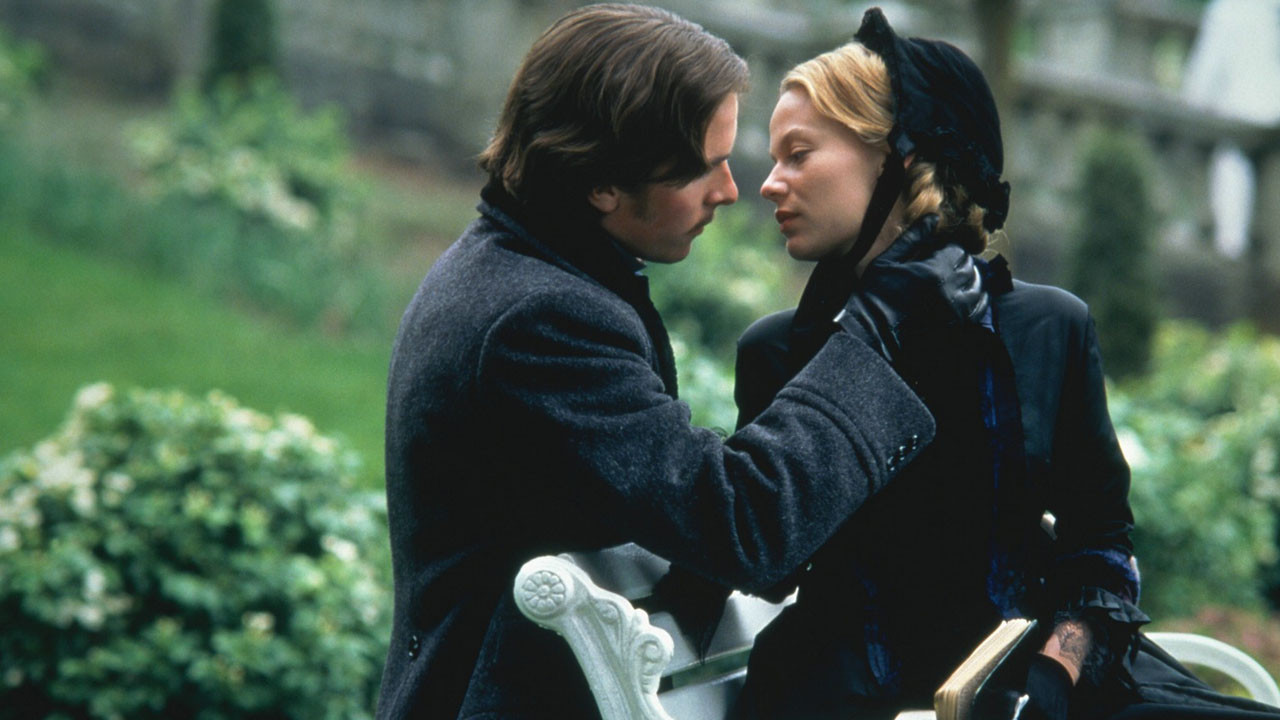 LITTLE WOMEN - KÜÇÜK KADINLAR Amerikan İç Savaşı sırasında, savaşmak üzere evden ayrılan babalarını bekleyen Jo, Meg, Beth ve Amy, anneleri ile maddi zorluklar içinde büyümektedirler. Şimdiye dek, iyi ve kötü günleri birlikte geçiren, birbirlerine yakın bir aile olmayı başarmışlardır. Birbirlerine sıkı bağlarla bağlı bu ailenin kaderinde ise kaçınılmaz olaylar ve küçük trajediler bulunmaktadır. Hepsi birer birer gerçekleşmeye başladığında ise birbirlerine destek olmak tek çıkış yolları olacaktır.