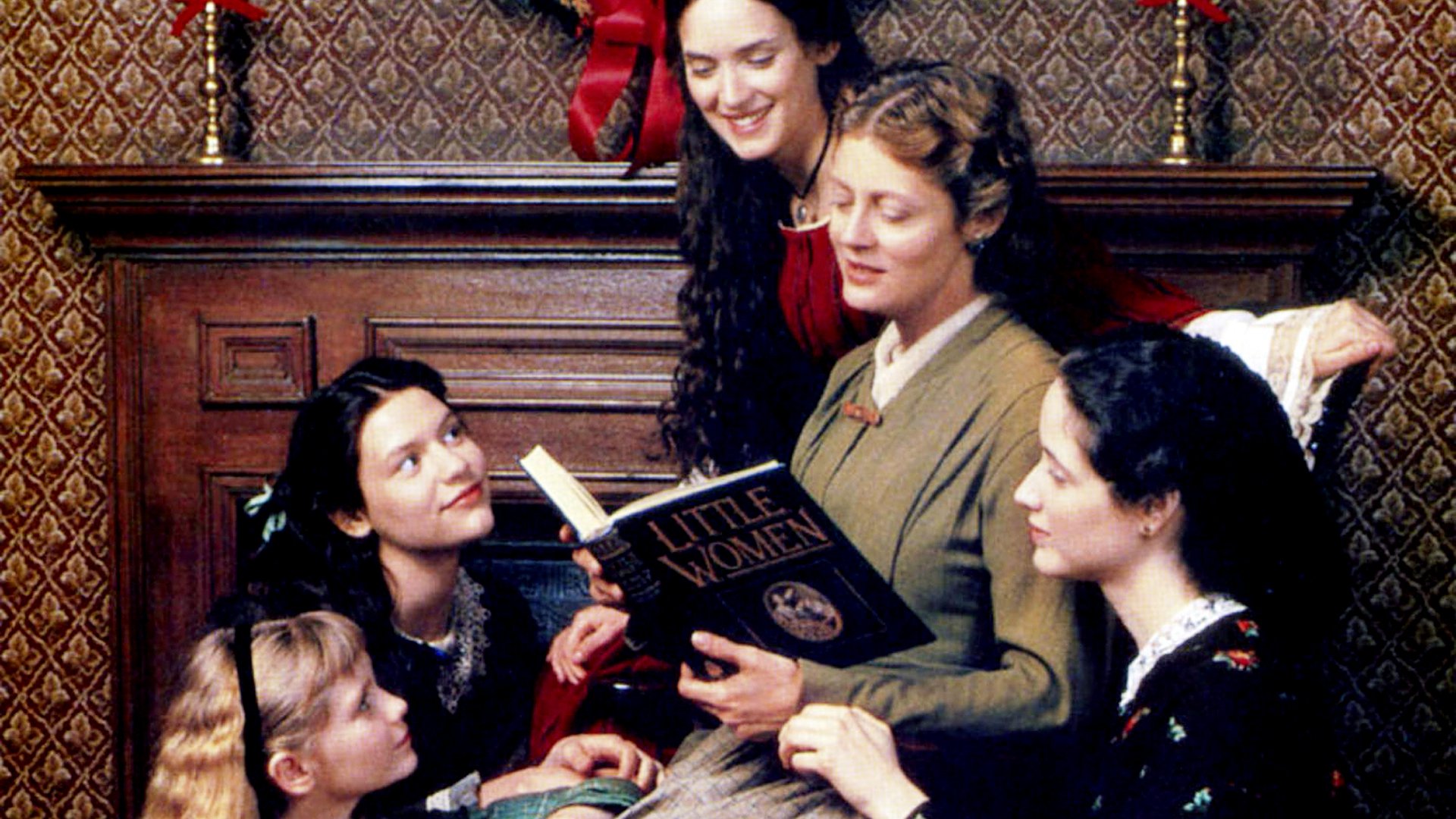 LITTLE WOMEN - KÜÇÜK KADINLAR Amerikan İç Savaşı sırasında, savaşmak üzere evden ayrılan babalarını bekleyen Jo, Meg, Beth ve Amy, anneleri ile maddi zorluklar içinde büyümektedirler. Şimdiye dek, iyi ve kötü günleri birlikte geçiren, birbirlerine yakın bir aile olmayı başarmışlardır. Birbirlerine sıkı bağlarla bağlı bu ailenin kaderinde ise kaçınılmaz olaylar ve küçük trajediler bulunmaktadır. Hepsi birer birer gerçekleşmeye başladığında ise birbirlerine destek olmak tek çıkış yolları olacaktır.