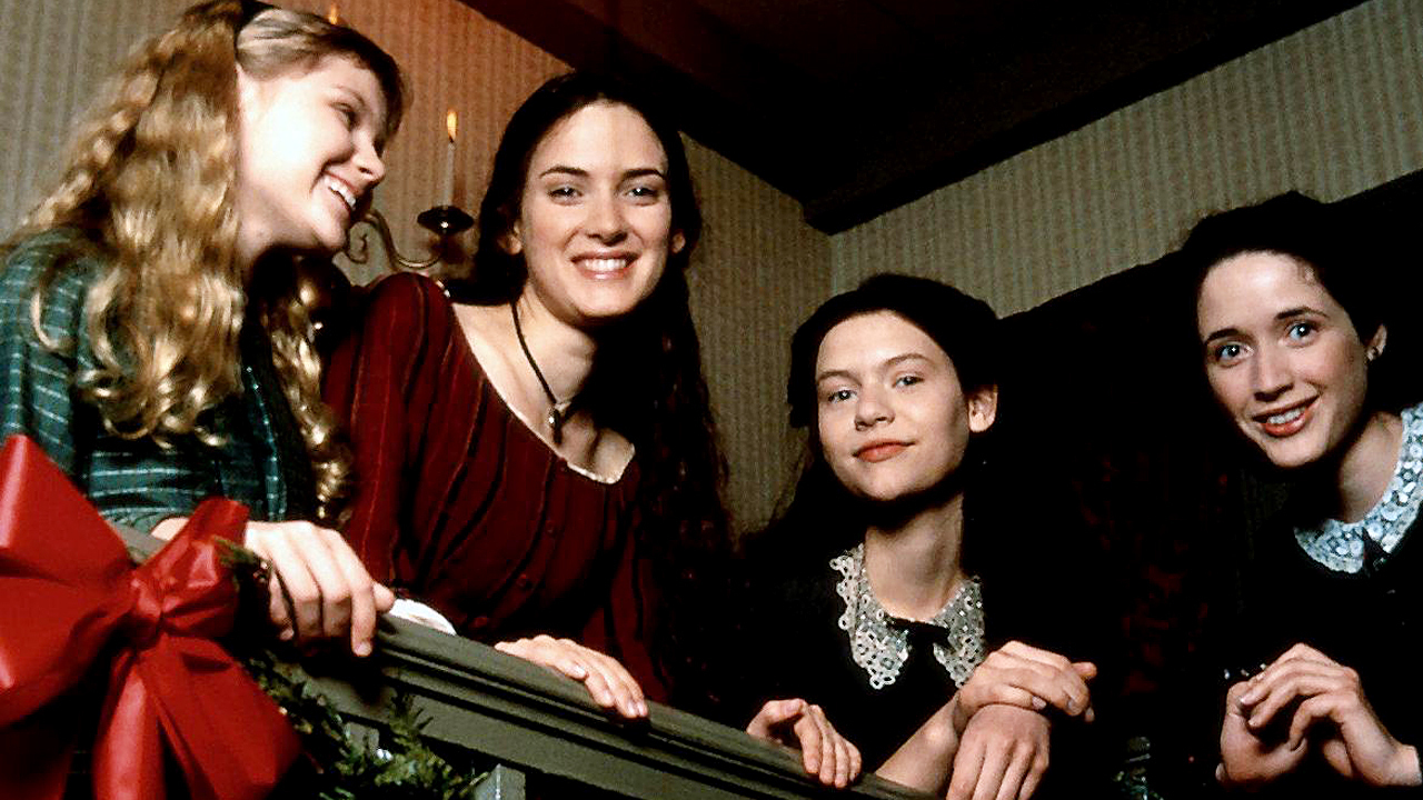 LITTLE WOMEN - KÜÇÜK KADINLAR Amerikan İç Savaşı sırasında, savaşmak üzere evden ayrılan babalarını bekleyen Jo, Meg, Beth ve Amy, anneleri ile maddi zorluklar içinde büyümektedirler. Şimdiye dek, iyi ve kötü günleri birlikte geçiren, birbirlerine yakın bir aile olmayı başarmışlardır. Birbirlerine sıkı bağlarla bağlı bu ailenin kaderinde ise kaçınılmaz olaylar ve küçük trajediler bulunmaktadır. Hepsi birer birer gerçekleşmeye başladığında ise birbirlerine destek olmak tek çıkış yolları olacaktır.