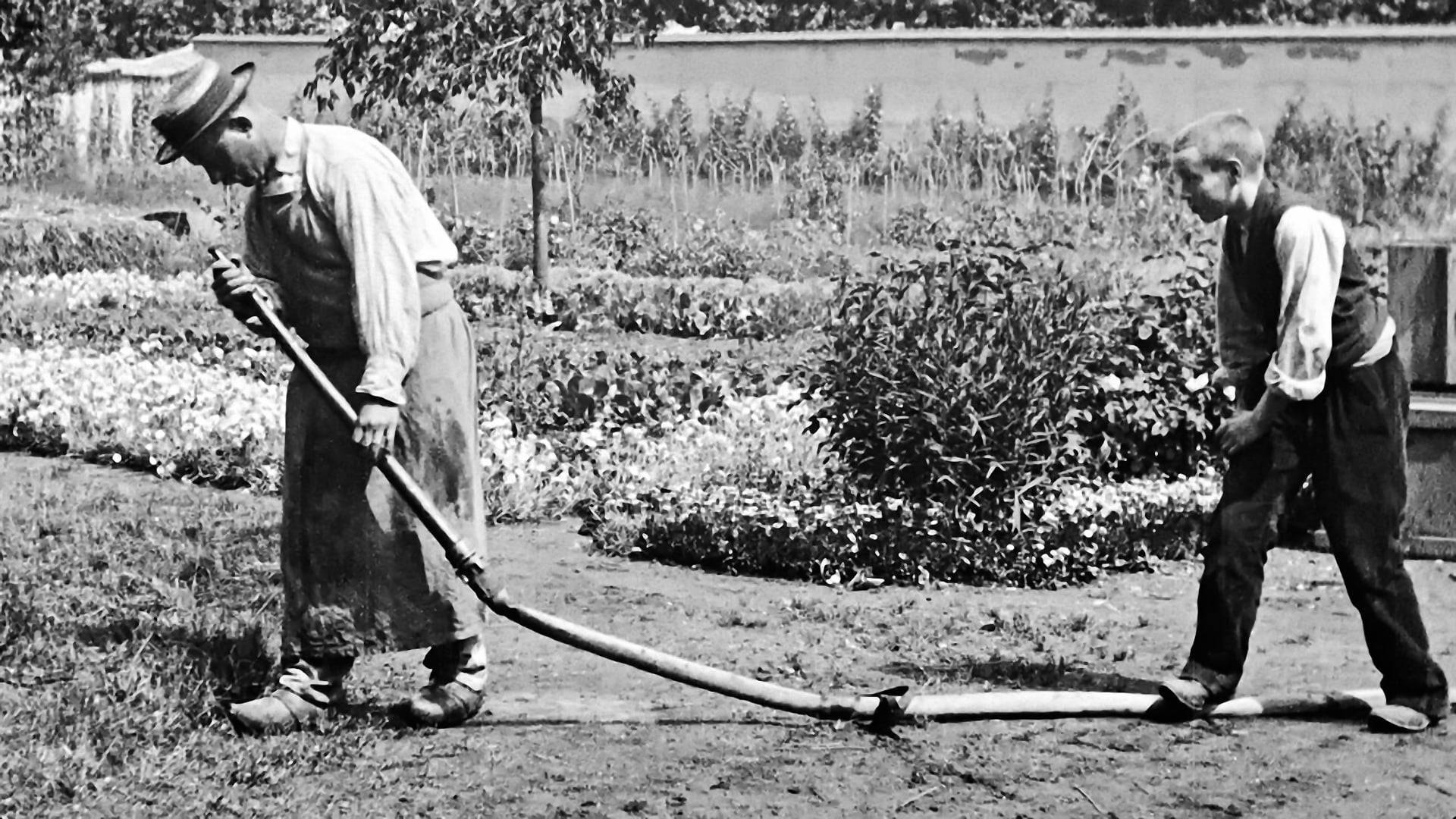 LUMIÈRE! - LUMIÈRE KARDEŞLER Lumière kardeşler tarafından geliştirilen sinematograf cihazıyla kaydedilip daha sonra onarılan 108 adet filmden oluşan yapım, 19. ve 20. yüzyıl dünyasına benzersiz bir bakış sunuyor.