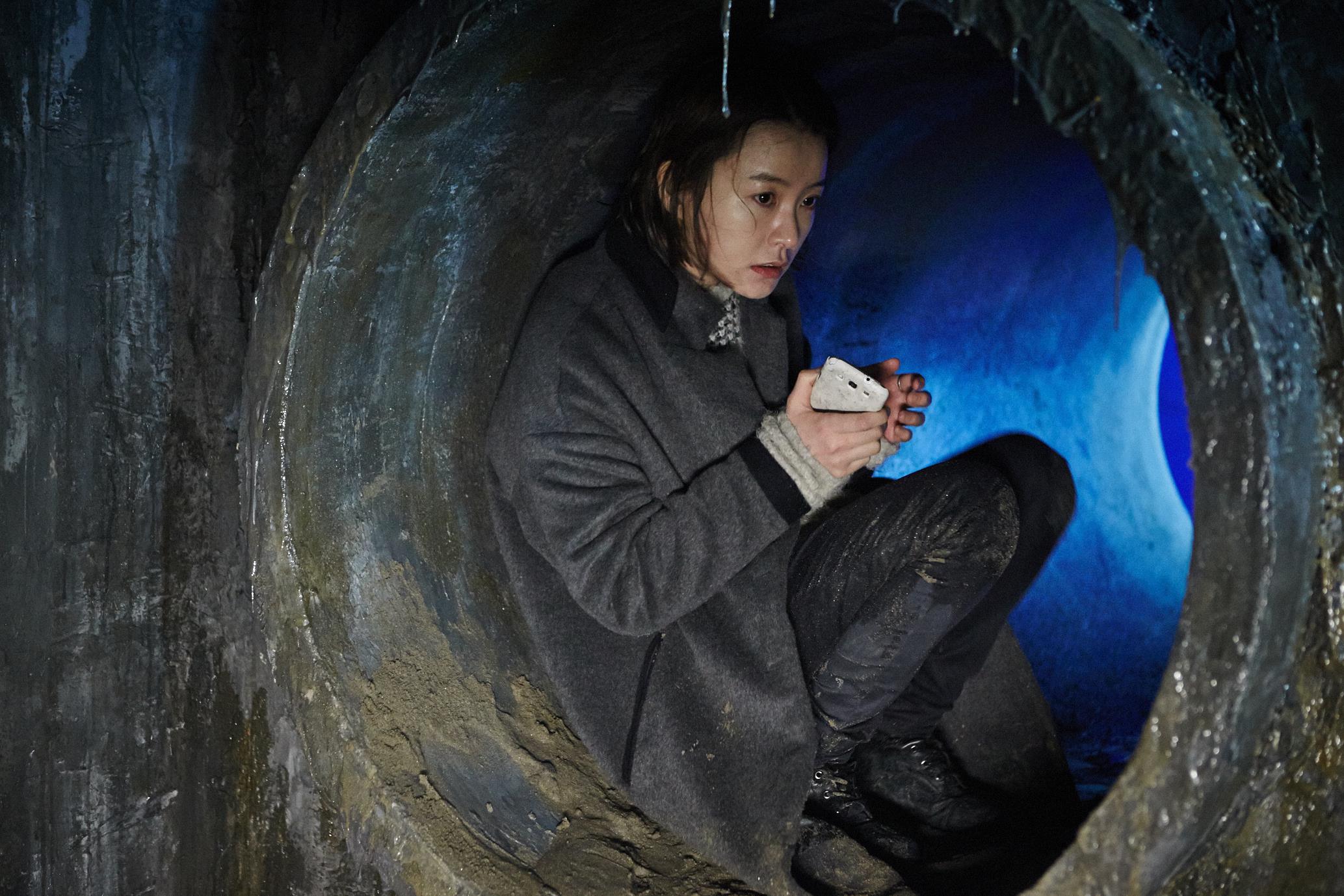 MANHOLE - LAĞIM Bir seri katil, yaklaşık altı aydır, Seul’de dehşet saçmaktadır. Şimdiye kadar on kişi, ardında hiç bir iz bırakmadan ortadan yok olmuştur. Katil, kur